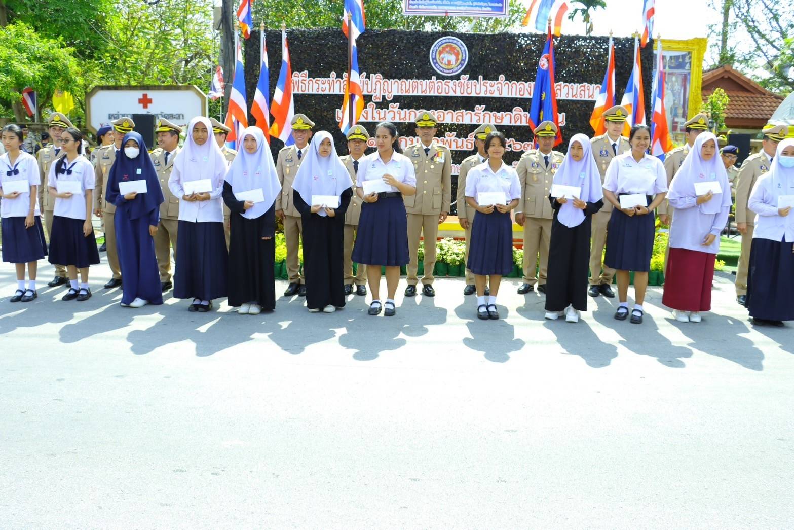 กิจกรรมการมอบทุนการศึกษาของชมรมแม่บ้านมหาดไทยจังหวัดยะลา ประจำปี 2567
