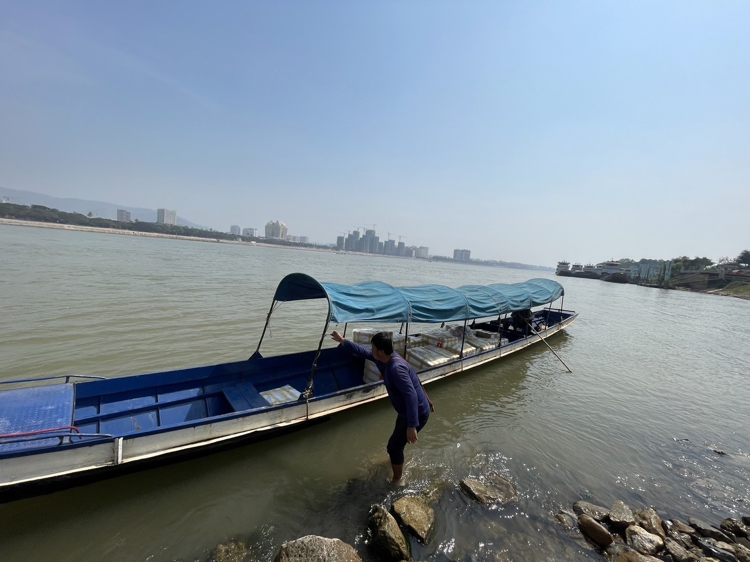 เจ้าหน้าที่ศูนย์บริหารจัดการด่านตรวจประมงเขต 1 (เชียงราย) ตรวจสอบสินค้าสัตว์น้ำส่งออกไปยังสาธารณรัฐประชาธิปไตยประชาชนลาว ผ่านทางท่าเรือห้าเชียง อำเภอเชียงแสน จังหวัดเชียงราย..คลิก