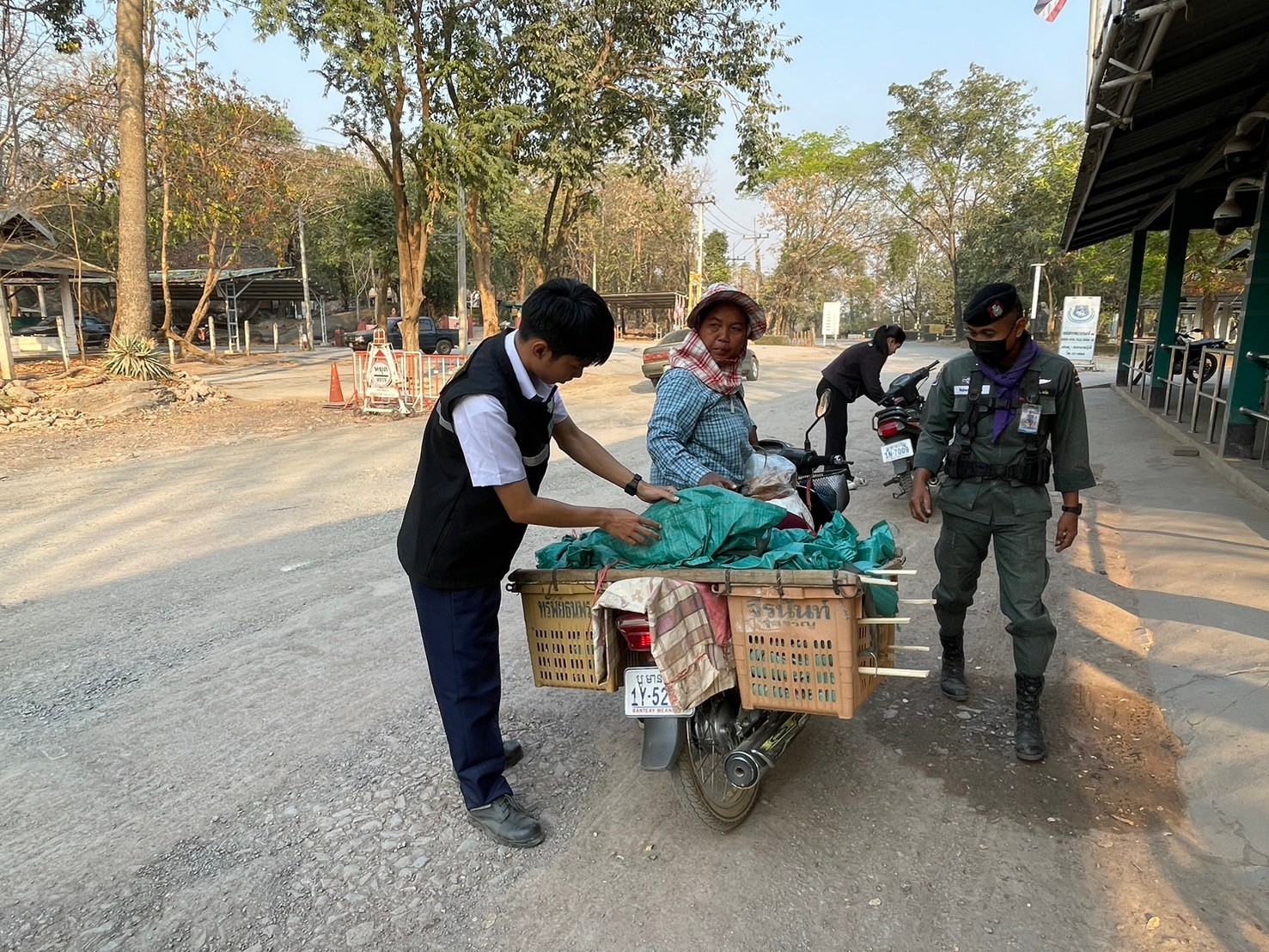 ตรวจสินค้าประมงที่นำเข้า ส่งออก ทางจุดผ่านแดนตาพระยา..คลิก