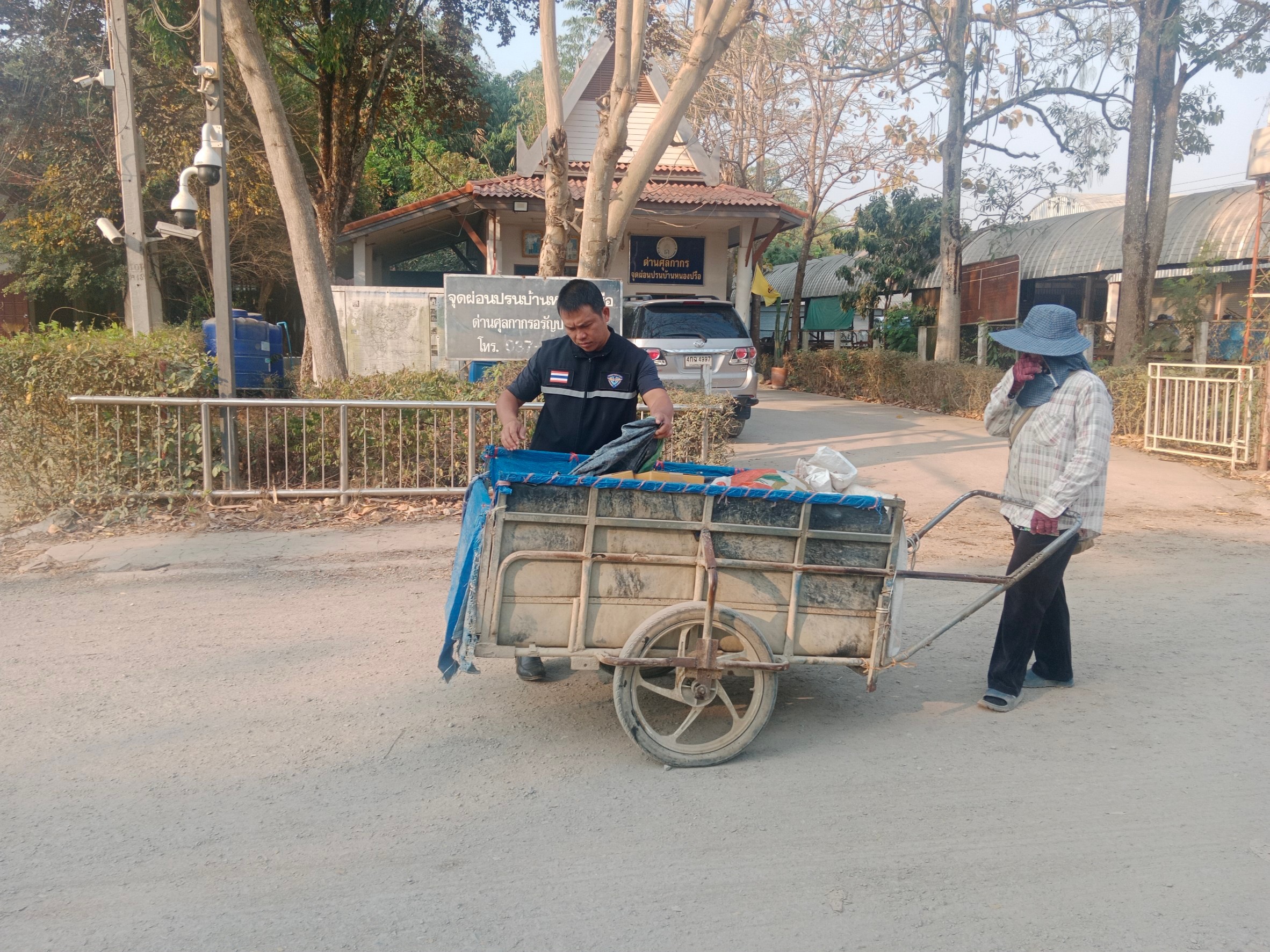 ตรวจสินค้าประมงที่นำเข้า ส่งออก ทางจุดผ่อนปรนทางการค้าบ้านหนองปรือ