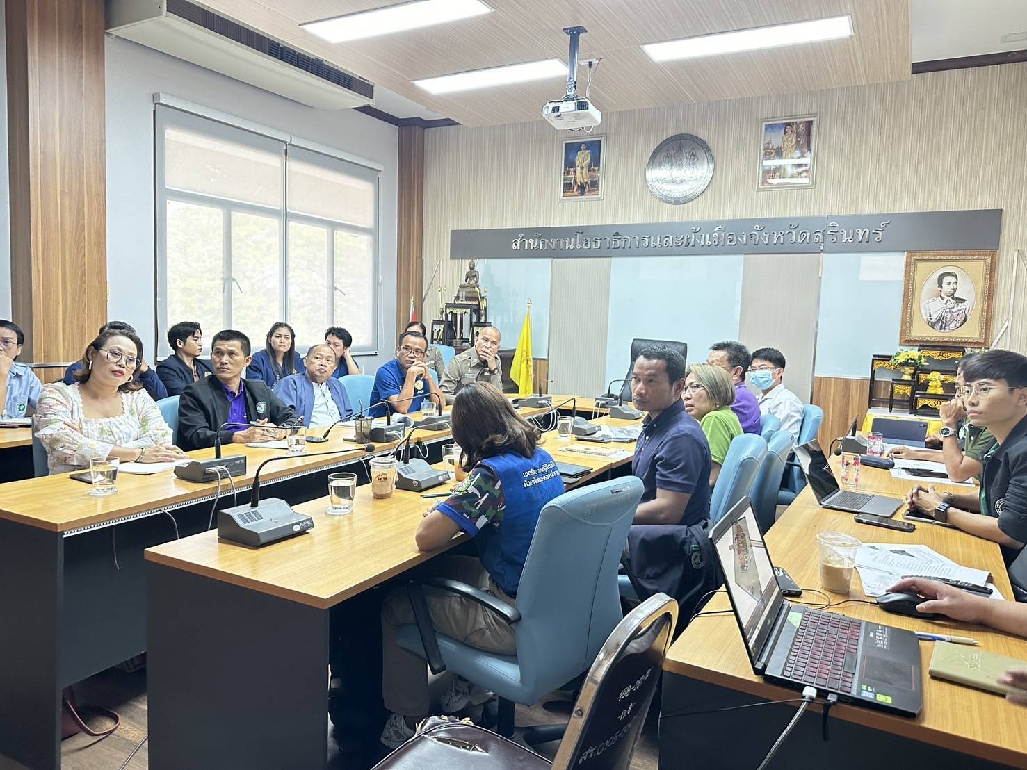 คณะทำงานจัดทำโครงการก่อสร้างด่านพรมแดนถาวรช่องจอม..คลิก