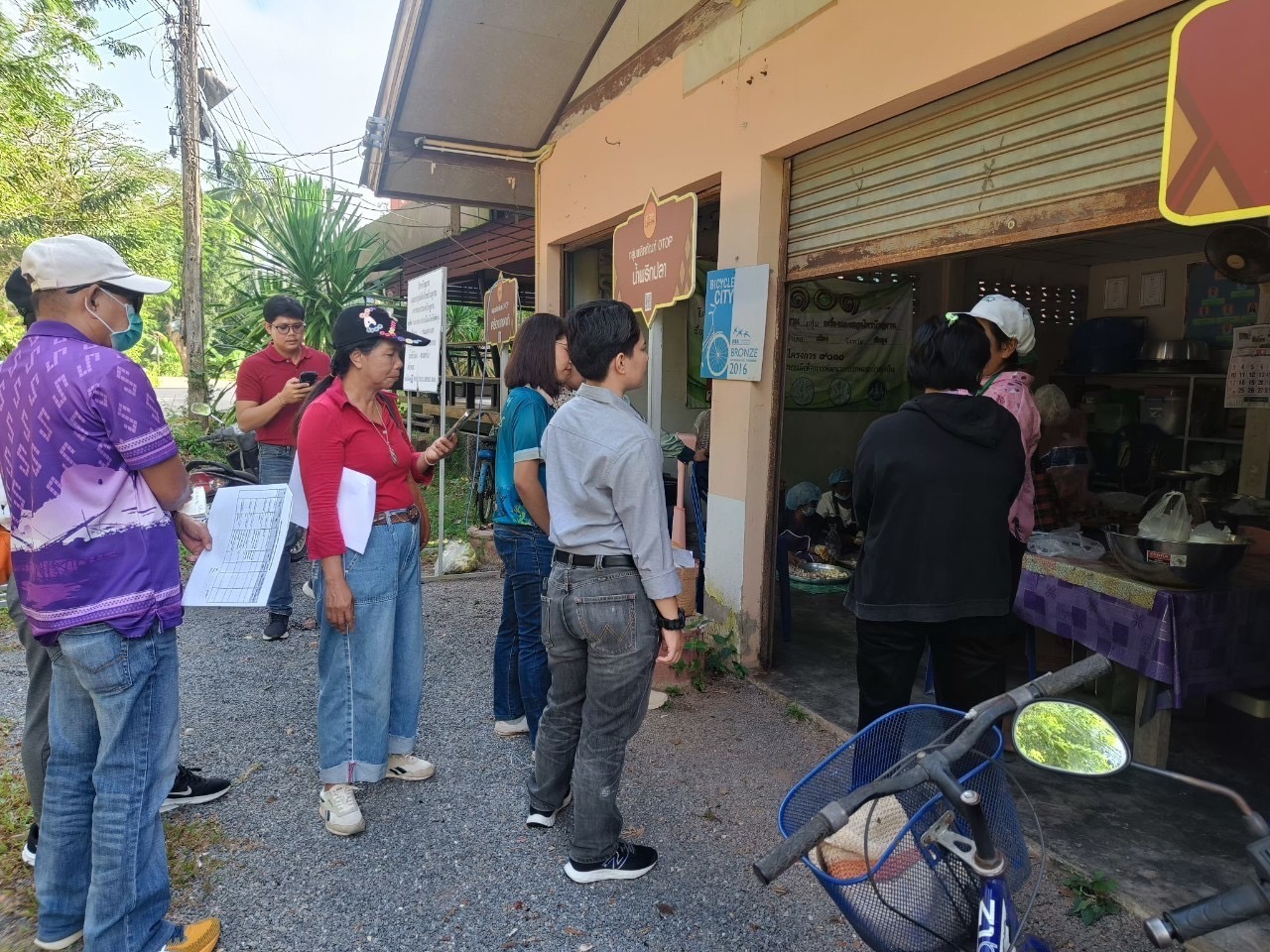 นักวิชาการประมงปฏิบัติการ ลงพื้นที่ตรวจเยี่ยมแปลงผลิตสินค้าเกษตรสมาชิก ตลาดเกษตรกรจังหวัดพัทลุงร่วมกับคณะทำงานตลาดเกษตรกร เพื่อรักษามาตรฐานสินค้าเกษตรที่นำมาจำหน่ายให้เป็นไปตามข้อกำหนดของตลาดเกษตรกร  พื้นที่อำเภอเมืองพัทลุง และอำเภอศรีนครินทร์ จังหวัดพัทลุง จำนวน 6 แปลง..คลิก