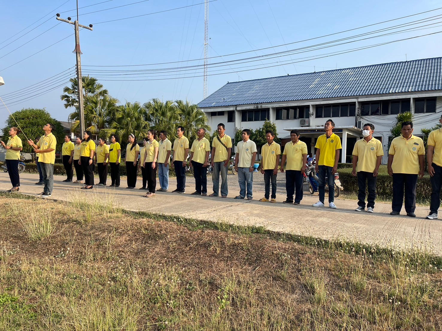 ร่วมเคารพธงชาติ ร้องเพลงชาติไทย และเชิญธงชาติขึ้นสู่ยอดเสา เพื่อแสดงความจงรักภักดีต่อชาติ ศาสนา พระมหากษัตริย์