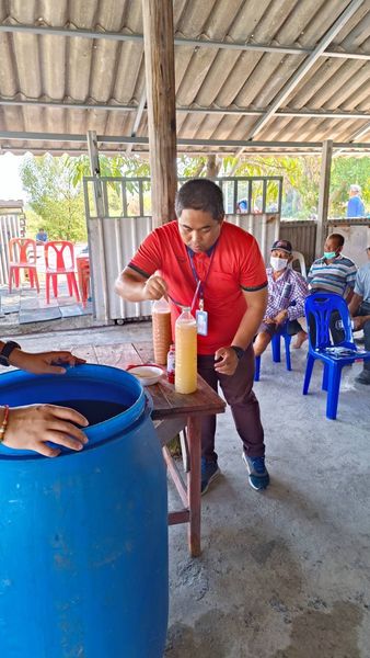สำนักงานประมงพื้นที่กรุงเทพมหานคร ลงพื้นที่ปรับปรุงทะเบียนเกษตรกร และสาธิตการใช้หัวเชื้อจุลินทรีย์ (ปม.1)