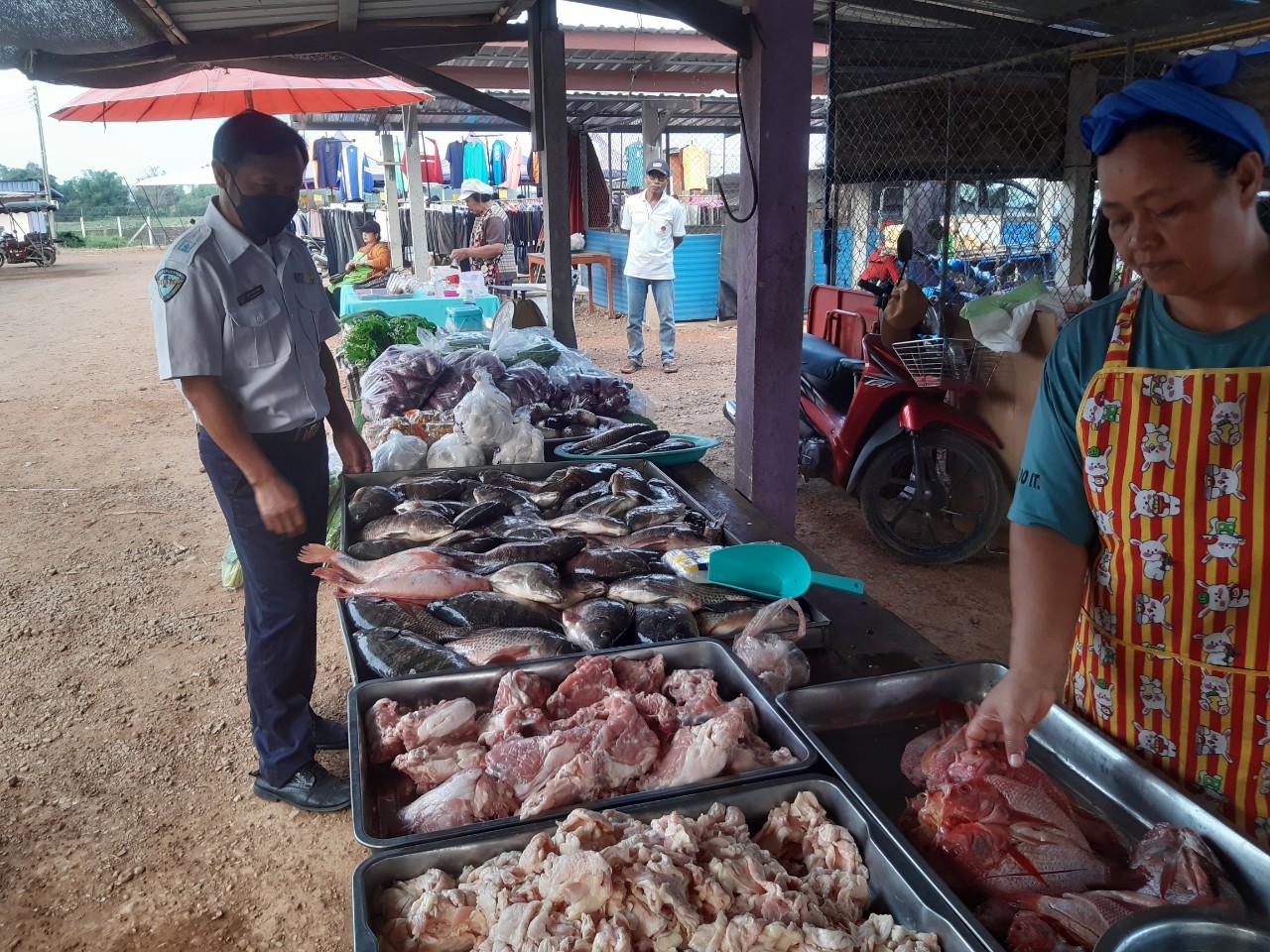 ตรวจสินค้าประมงที่นำเข้า ส่งออก ทางจุดผ่อนปรนทางการค้าบ้านหนองปรือ..คลิก