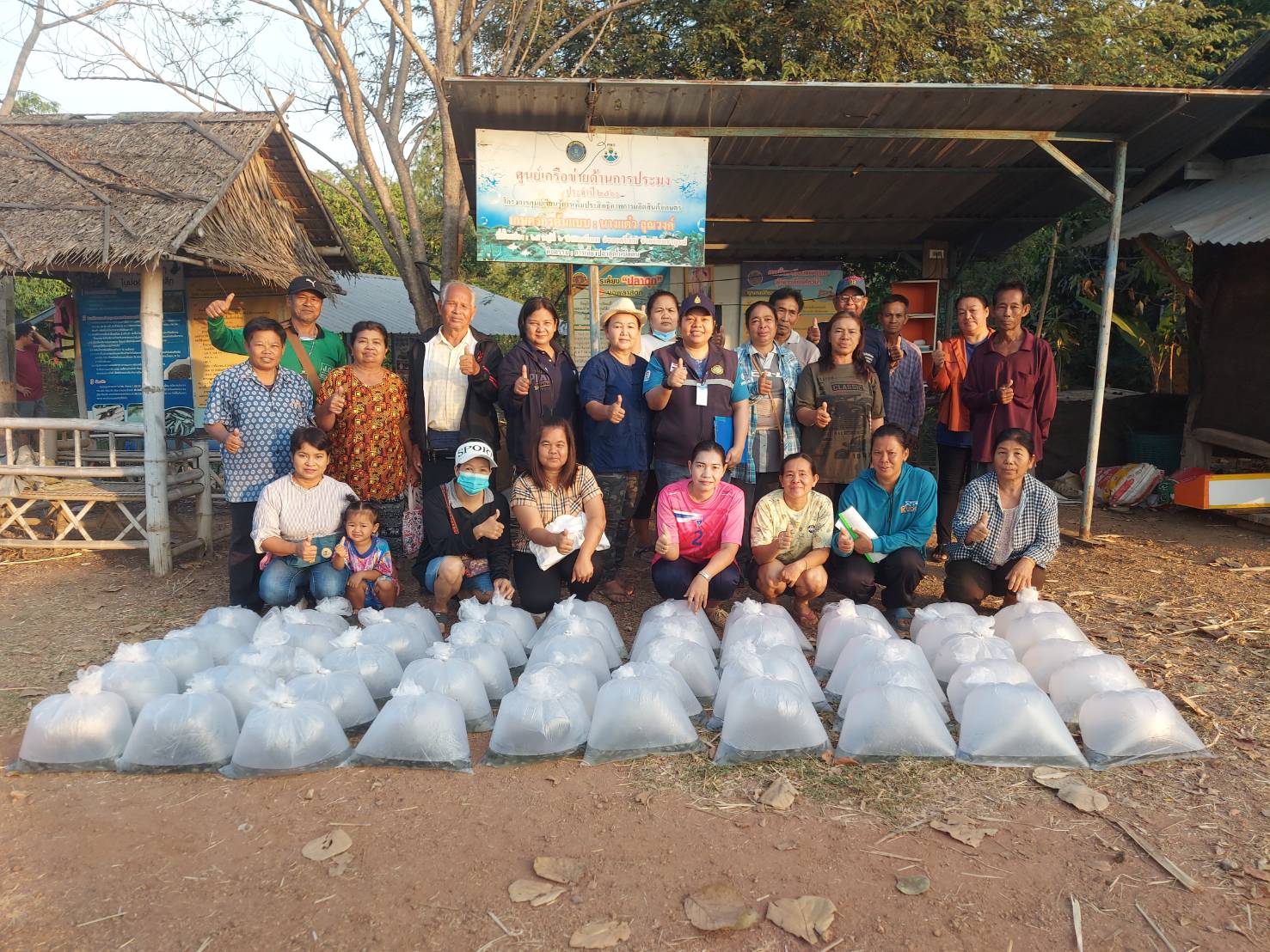 ประมงจังหวัดเพชรบูรณ์ ส่งมอบปัจจัยการผลิตด้านประมง กิจกรรมถ่ายทอดเทคโนโลยีการผลิตด้านการประมง โครงการศูนย์เรียนรู้การเพิ่มประสิทธิภาพ การผลิตสินค้าเกษตร (ศพก.)..คลิก