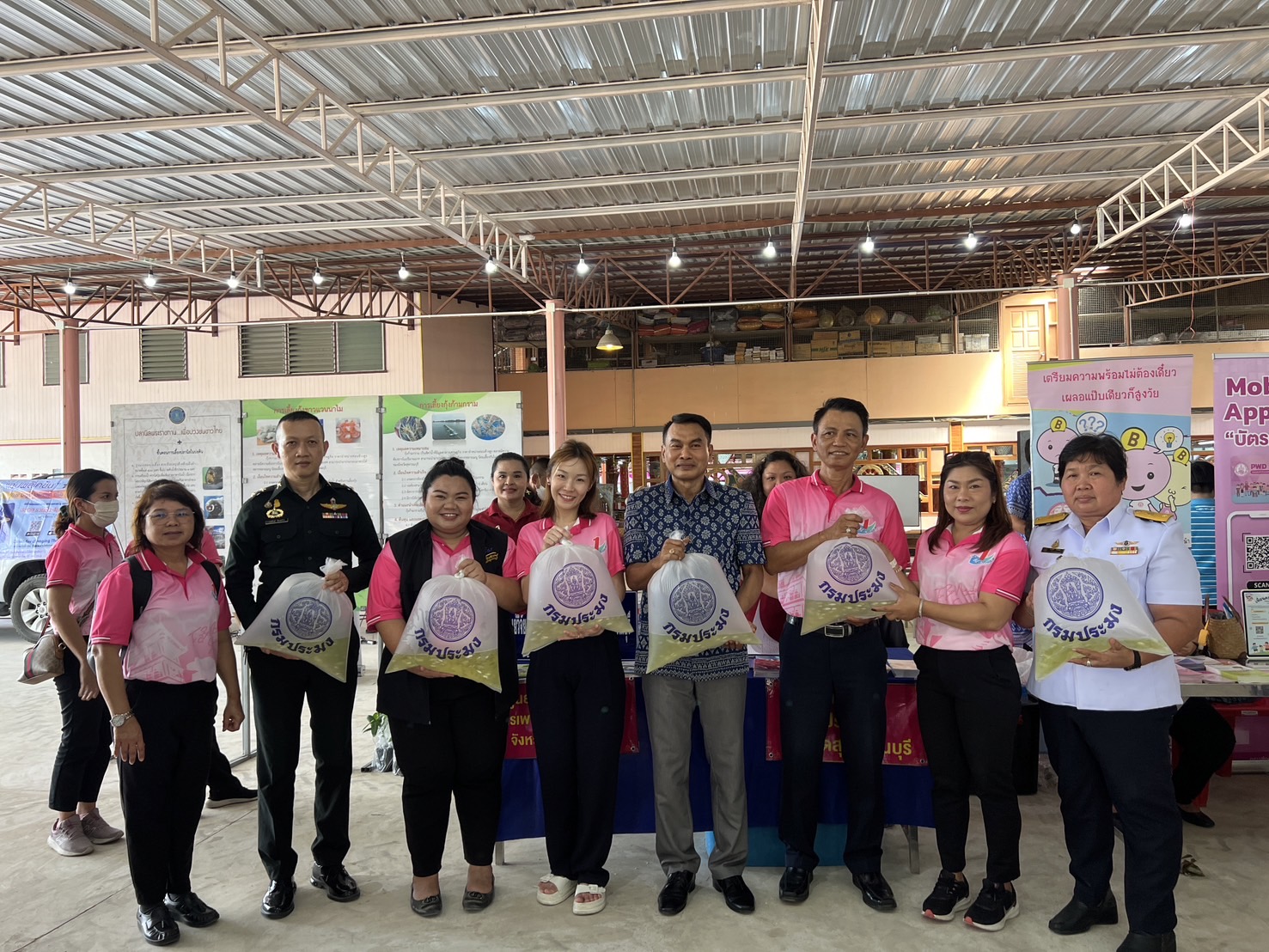 เข้าร่วมโครงการปฏิบัติราชการเพื่อให้บริการประชาชน (จังหวัดเคลื่อนที่)..คลิก
