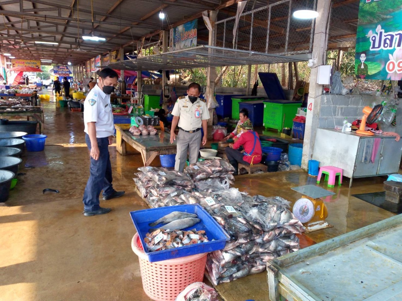 ตรวจสินค้าประมงที่นำเข้า ส่งออก ทางจุดผ่านแดนถาวรบ้านเขาดิน