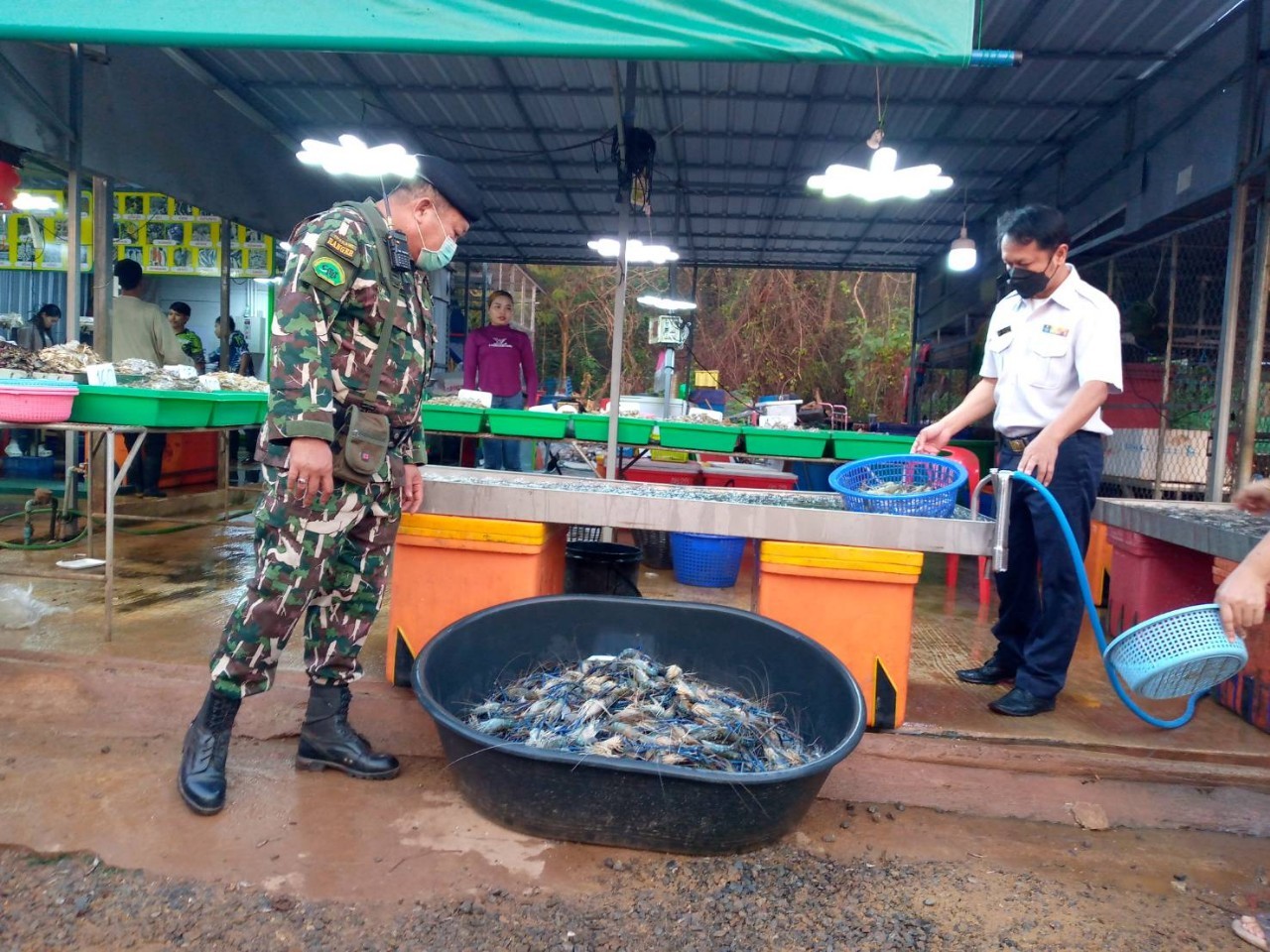 ตรวจสินค้าประมงที่นำเข้า ส่งออก ทางจุดผ่านแดนถาวรบ้านเขาดิน..คลิก