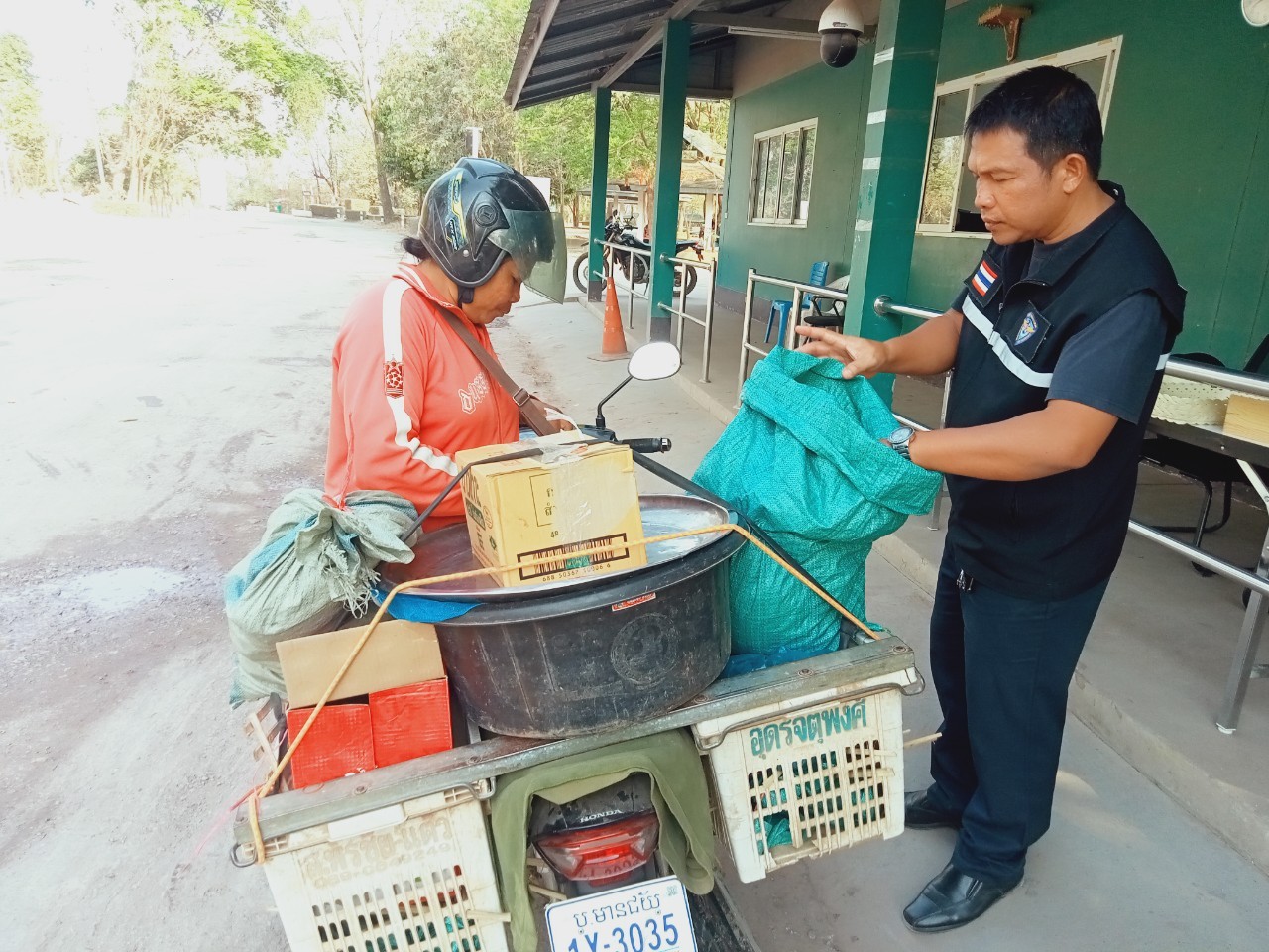 ตรวจบูรณาการ ป้องกันการลักลอบนำเข้า-ส่งออกสินค้าประมง ณ จุดผ่านแดนตาพระยา
