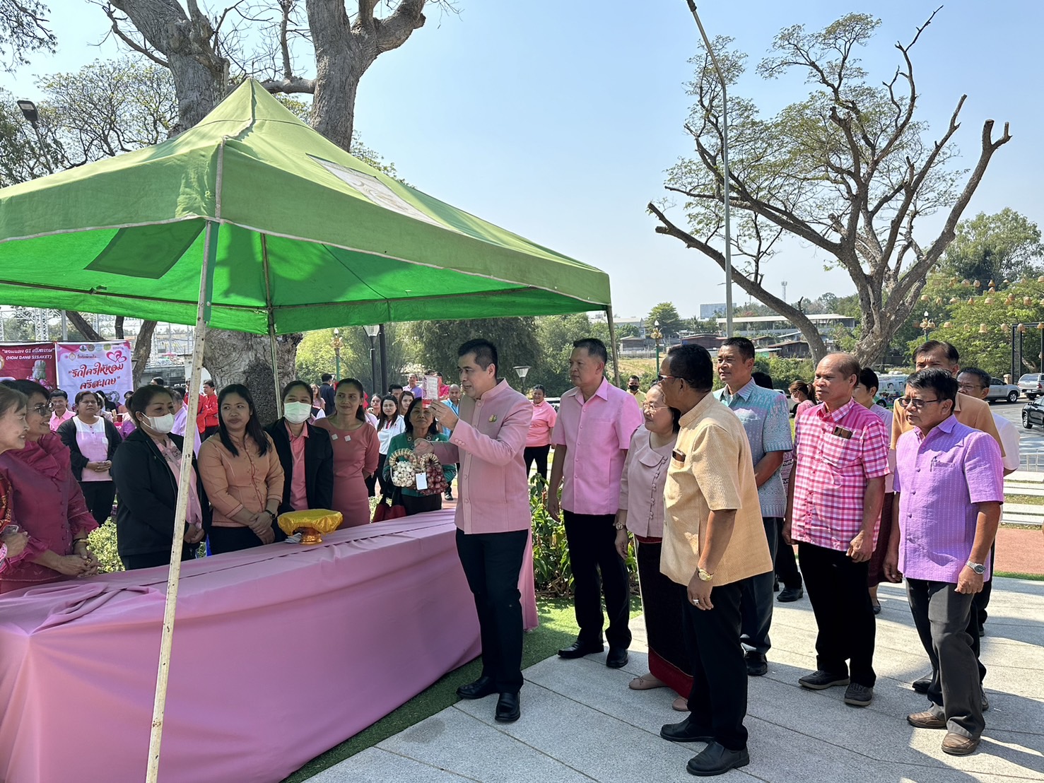 เข้าร่วมกิจกรรม “ สื่อรักด้วยใจ รักใครให้หอมแดง