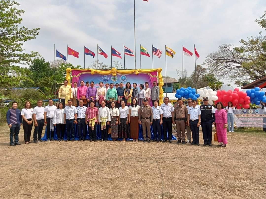นายสมภาร วังคีรี ประมงอำเภอเมืองหนองบัวลำภู ร่วมงานโครงการส่งเสริมการท่องเที่ยวหนองทามปลาปึ่ง..คลิก