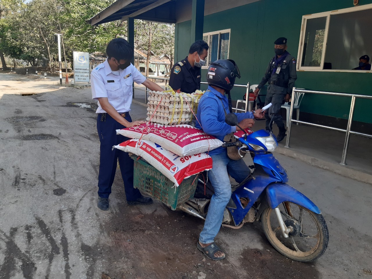 ตรวจบูรณาการ ป้องกันการลักลอบนำเข้า-ส่งออกสินค้าประมง ณ จุดผ่านแดนตาพระยา