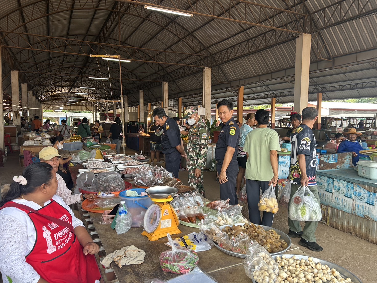 ตรวจสินค้าประมงที่นำเข้า ส่งออก ทางจุดผ่อนปรนทางการค้าบ้านหนองปรือ และจุดผ่านแดนถาวรบ้านเขาดิน