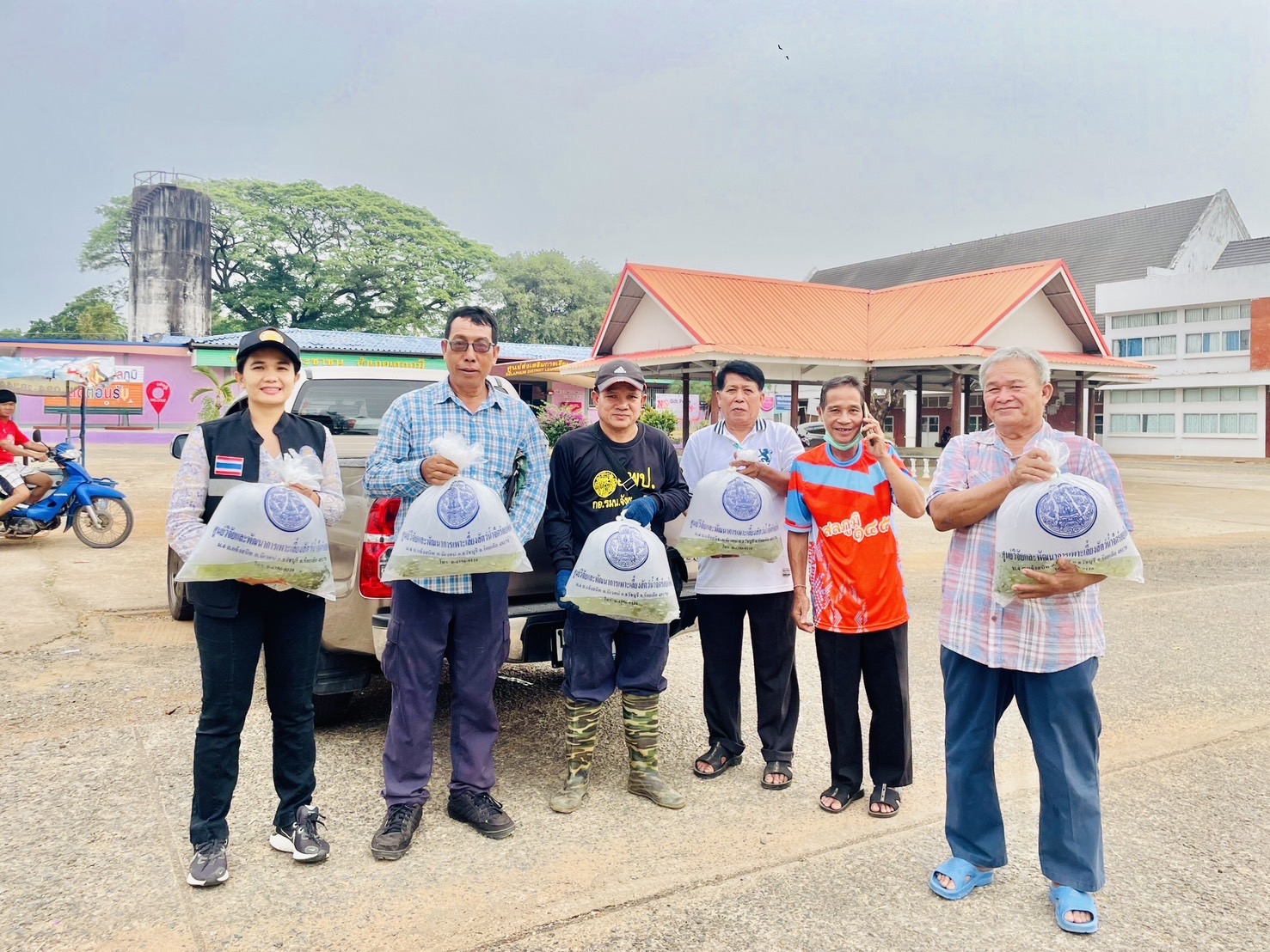มอบพันธุ์ปลากินพืชให้แก่เกษตรกรผู้ได้รับความเสียหายจากภัยพิบัติ (อุทกภัย) ปี 2566 ด้านประมง ในพื้นที่อำเภอเสลภูมิ จังหวัดร้อยเอ็ด จำนวน 9 ราย..คลิก