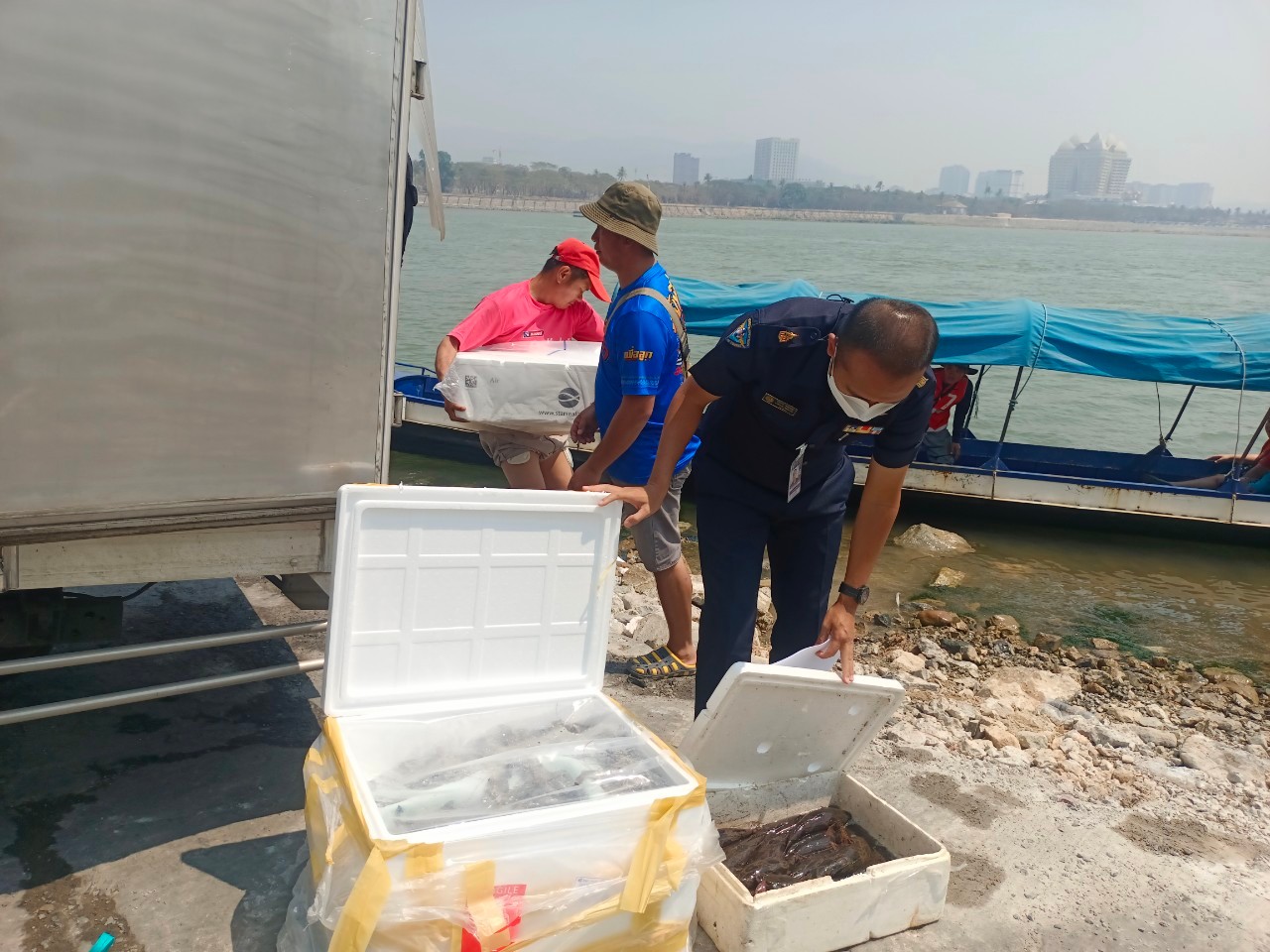 เจ้าหน้าที่ศูนย์บริหารจัดการด่านตรวจประมงเขต 1 (เชียงราย) ตรวจสอบสินค้าประมงส่งออกไปยังสาธารณรัฐประชาธิปไตยประชาชนลาว และสาธารณรัฐแห่งสหภาพเมียนมา..คลิก