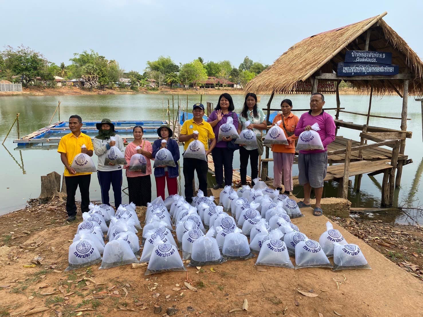 ติดตามงานโครงการธนาคารสัตว์น้ำหนองสระพังทอง หมู่ 6 และ หมู่ 9 ตำบลโพนงาม อำเภอคำชะอี จังหวัดมุกดาหาร และนำส่งลูกพันธุ์สัตว์น้ำจำนวน 80,000 ตัว..คลิก