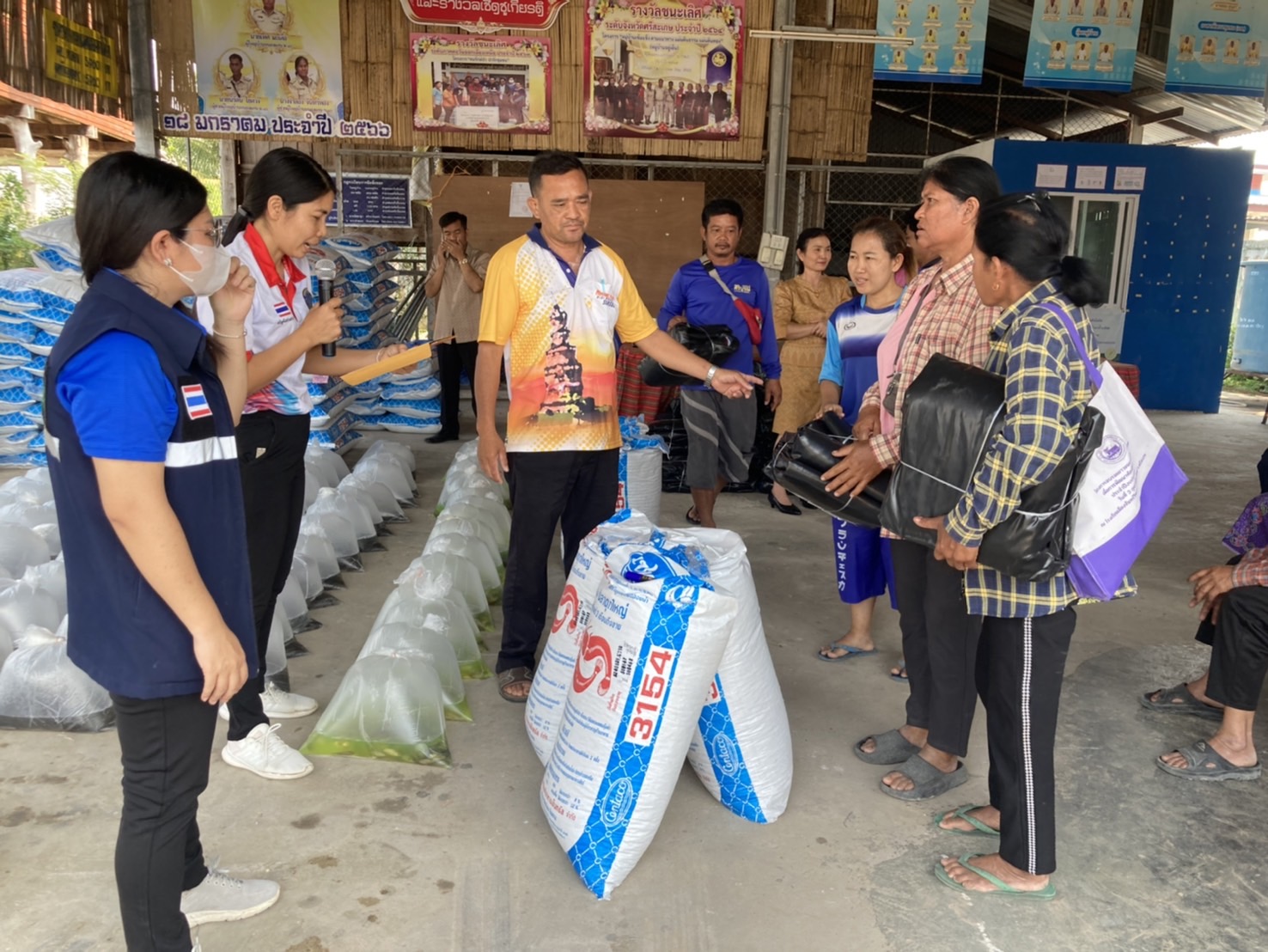 มอบปัจจัยการผลิตให้เกษตรกร ตามโครงการส่งเสริม และพัฒนาอาชีพเพื่อแก้ไขปัญหาที่ดินทำกินของเกษตรกร ประจำปีงบประมาณ ๒๕๖๗..คลิก