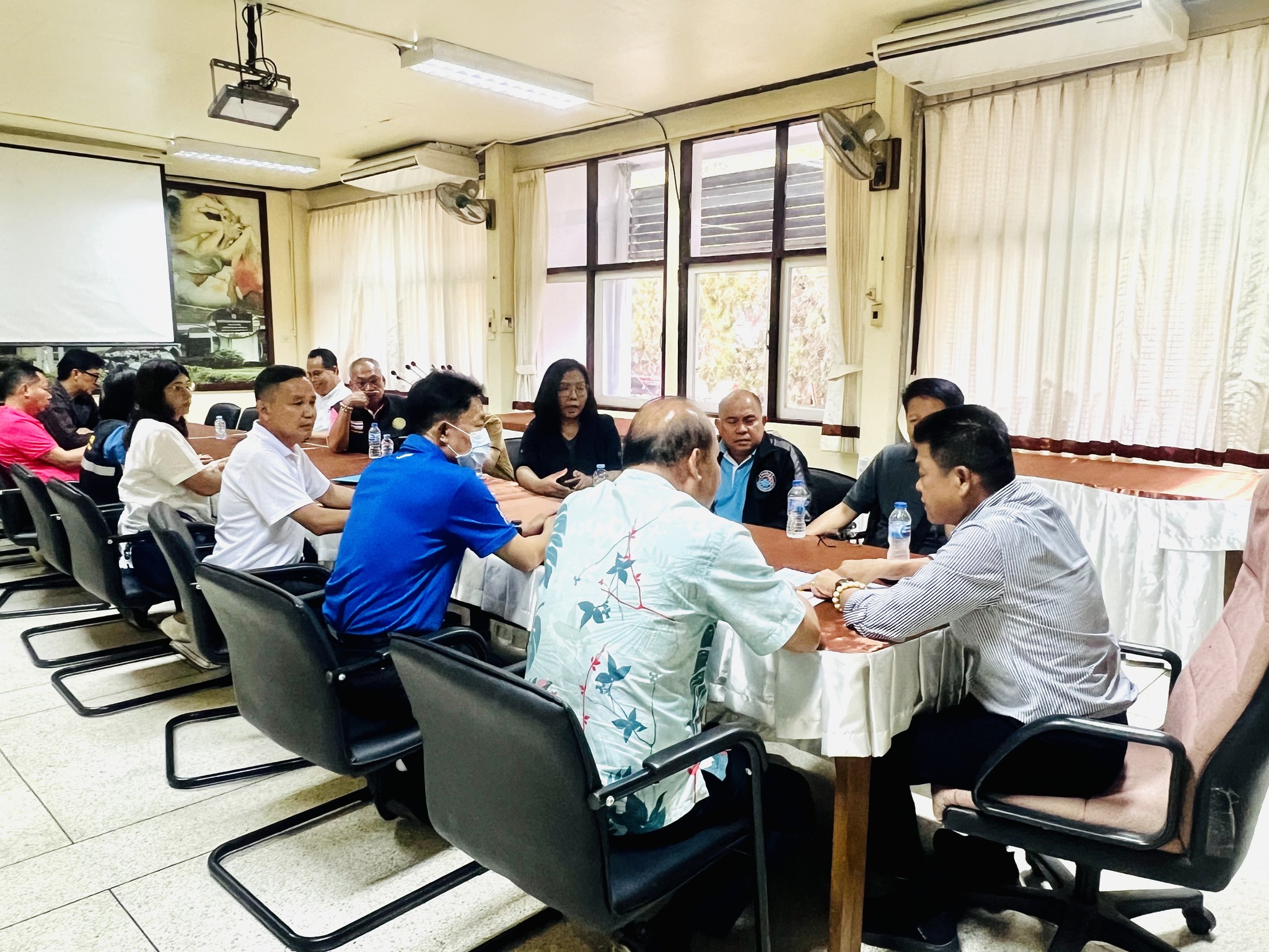 ประชุมเตรียมความพร้อมหัวหน้าส่วนราชการของหน่วยงานกรมประมงในพื้นที่ สำหรับการเตรียมข้อมูลโครงการต่างๆ ด้านการพัฒนาด้านการประมงในจังหวัดพะเยา..คลิก