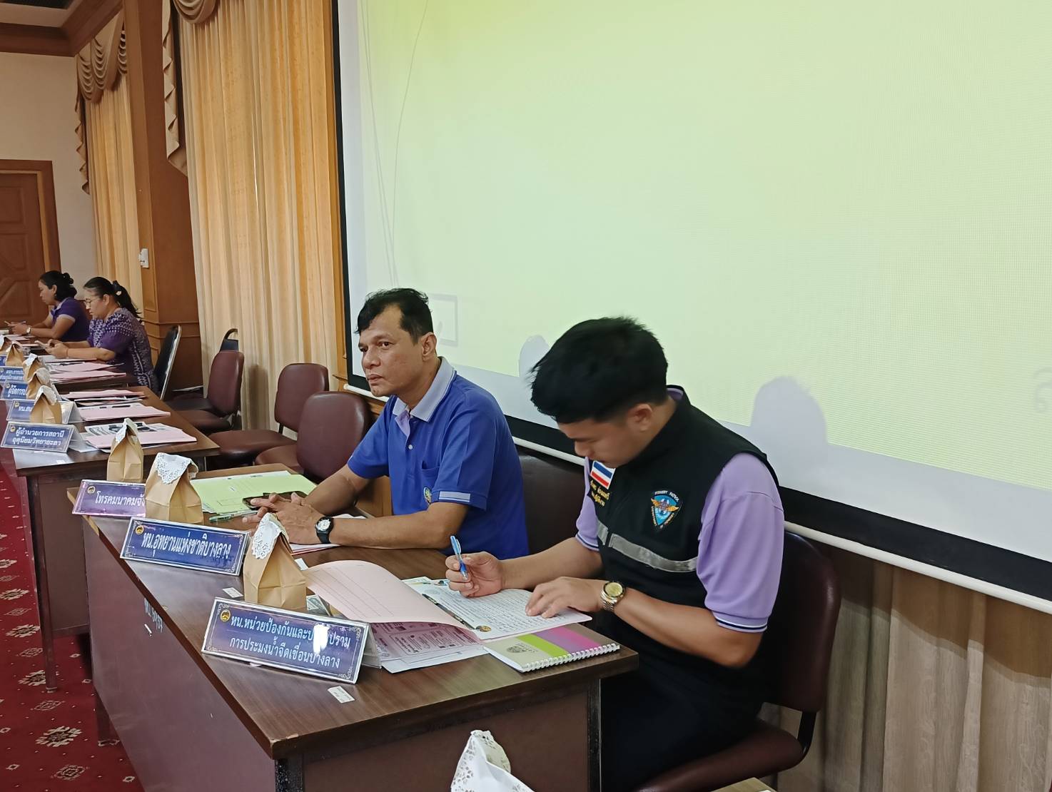 ภาพร่วมประชุมคณะกรมการจังหวัดและหัวหน้าส่วนราชการและเข้าร่วมประชุมคณะกรรมการขับเคลื่อนนโยบายของกรมประมง