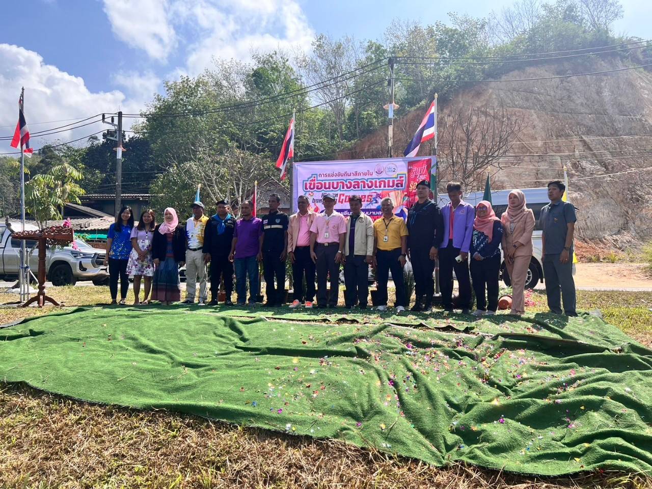 ภาพกิจกรรมเข้าร่วมพิธีเปิด กีฬาสีภายใน..คลิก