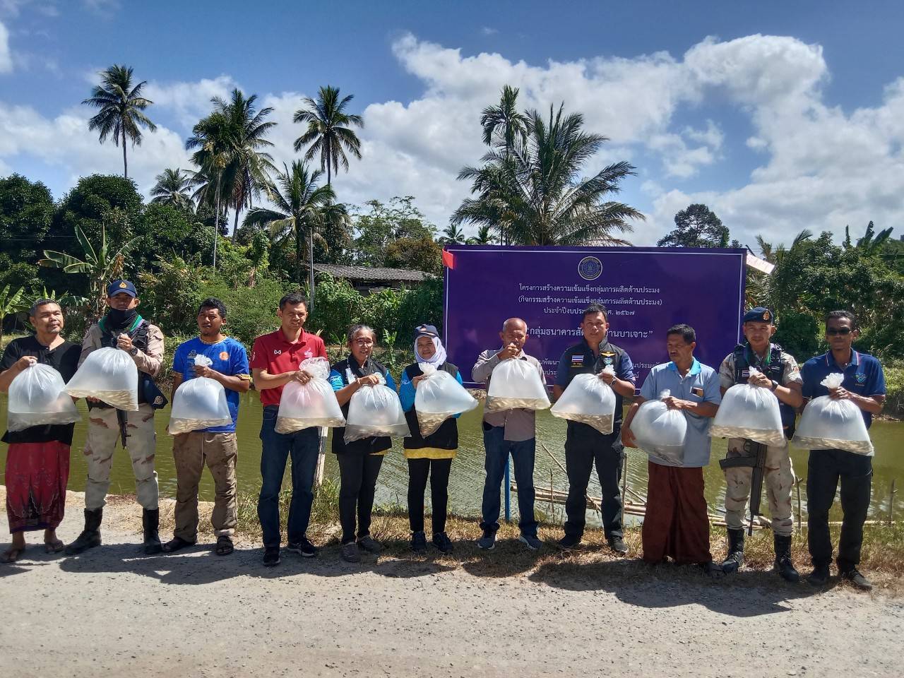 ภาพกิจกรรมลงพื้นที่ติดตามผลการดำเนินงานของกลุ่มองค์กรชุมชนประมงท้องถิ่นฯ..คลิก