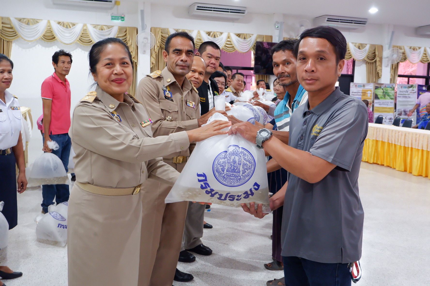 ประมงจังหวัดเพชรบูรณ์  Kick Off สนับสนุนพันธุ์ปลากินพืชให้แก่เกษตรกรที่ขุดสระเก็บน้ำในไร่นา ขนาด 1,260 ลบ.ม.(บ่อจิ๋ว) จากกรมพัฒนาที่ดิน..คลิก