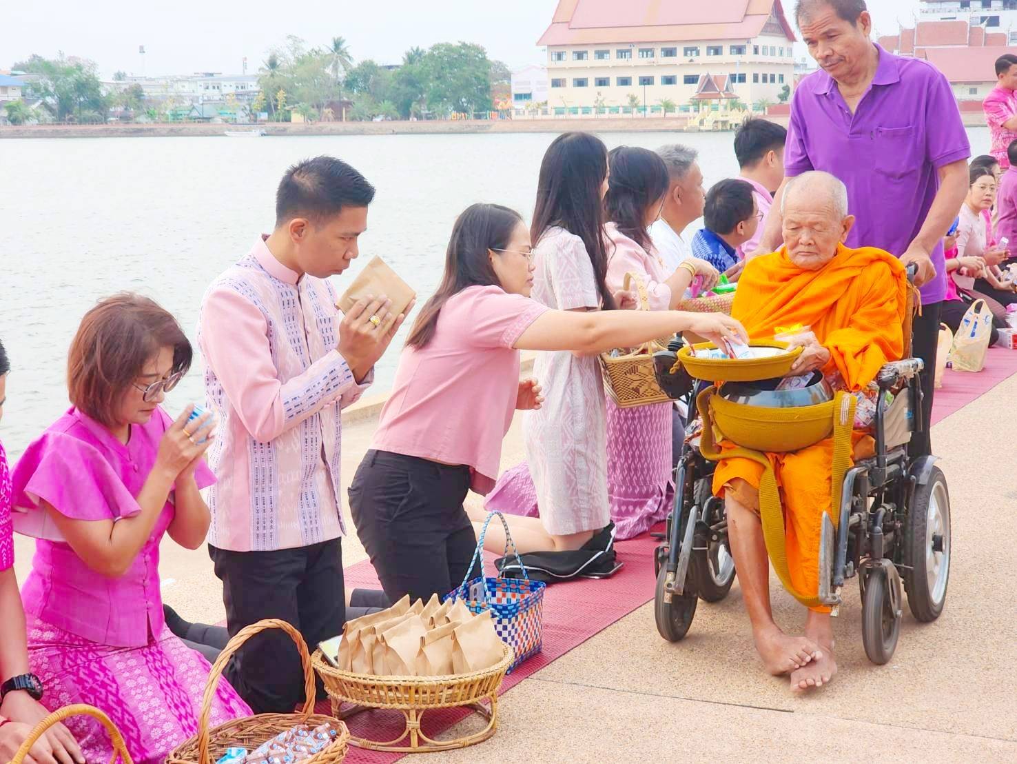 นายบุญหลาย กุลนารัตน์ ประมงจังหวัดหนองบัวลำภู มอบหมายให้ นางถนอมขวัญ นอศรี หัวหน้ากลุ่มบริหารและยุทธศาสตร์ ร่วมกิจกรรม 