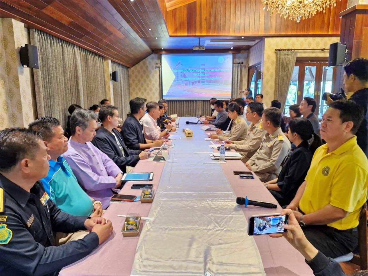นายกิตติพัทธ์  แก้วใส ผู้อำนวยการศูนย์บริหารจัดการด่านตรวจประมงเขต 1 (เชียงราย) เข้าร่วมหารือและให้ข้อมูลกับท่านรองนายกรัฐมนตรีและรัฐมนตรีว่าการกระทรวงพาณิชย์ นายภูมิธรรม เวชยชัย ในประเด็นเกี่ยวกับศูนย์เปลี่ยนถ่ายรูปแบบการขนส่งสินค้าเชียงของ..คลิก