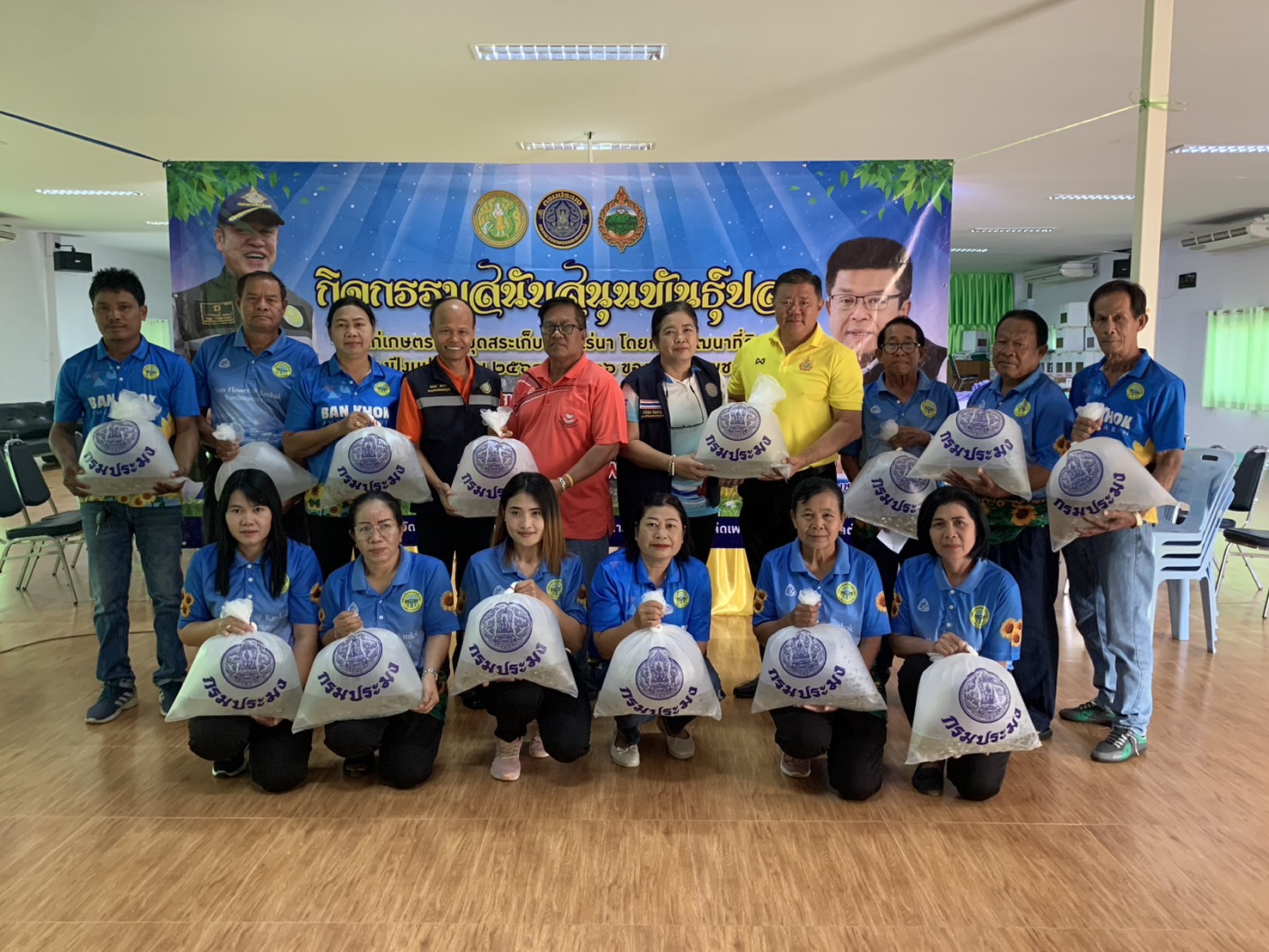 ประมงเพชรบูรณ์ สนับสนุนพันธุ์ปลากินพืชสองแสนตัว ให้แก่เกษตรกรที่ขุดสระเก็บน้ำในไร่นา ขนาด 1,260 ลบ.ม.(บ่อจิ๋ว) จากกรมพัฒนาที่ดิน อำเภอเมืองเพชรบูรณ์..คลิก