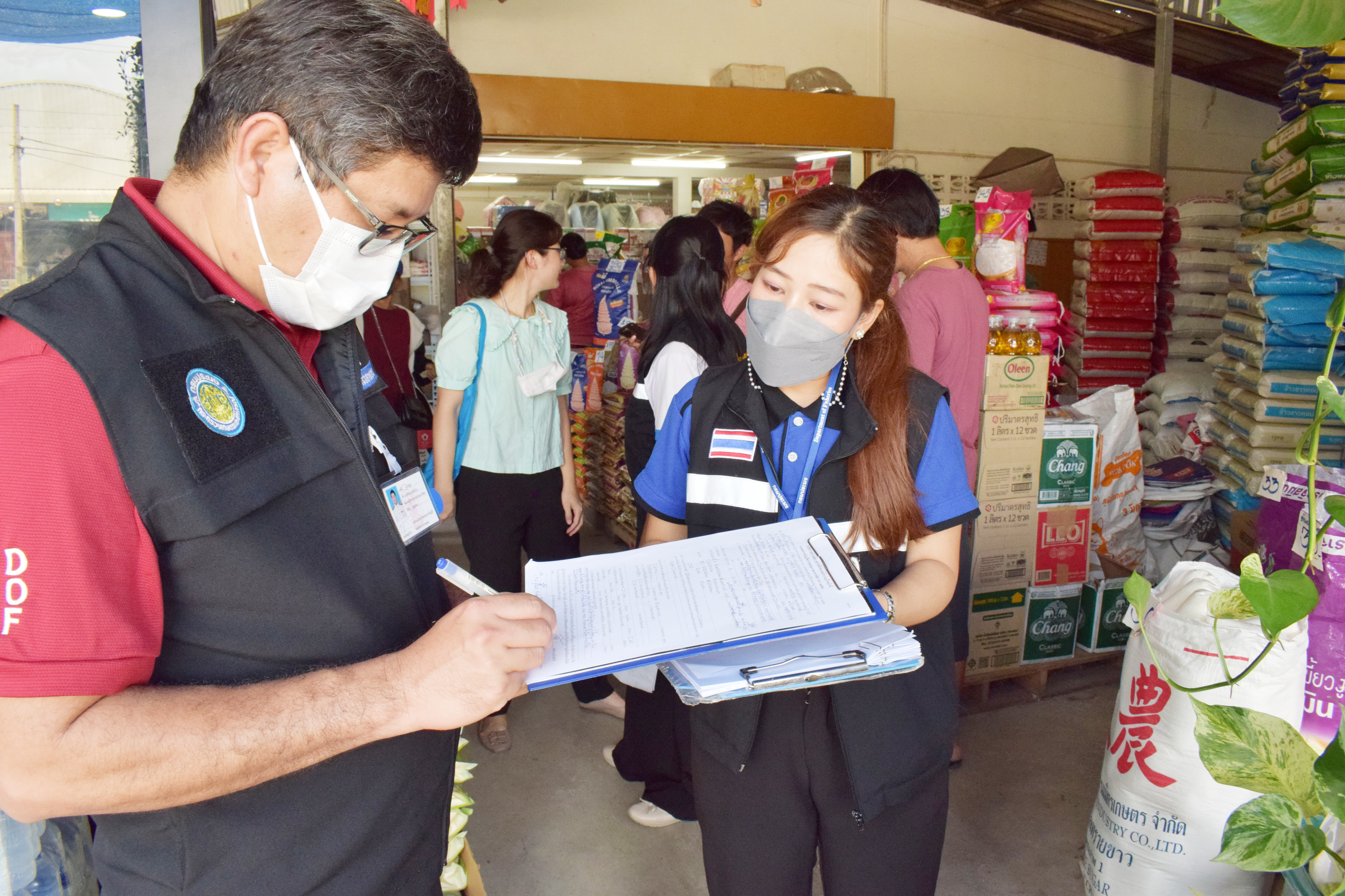 เจ้าหน้าที่กลุ่มควบคุมวัตถุอันตรายและการค้าปัจจัยการผลิต ลงพื้นที่จังหวัดสมุทรสงครามและเพชรบุรี..คลิก