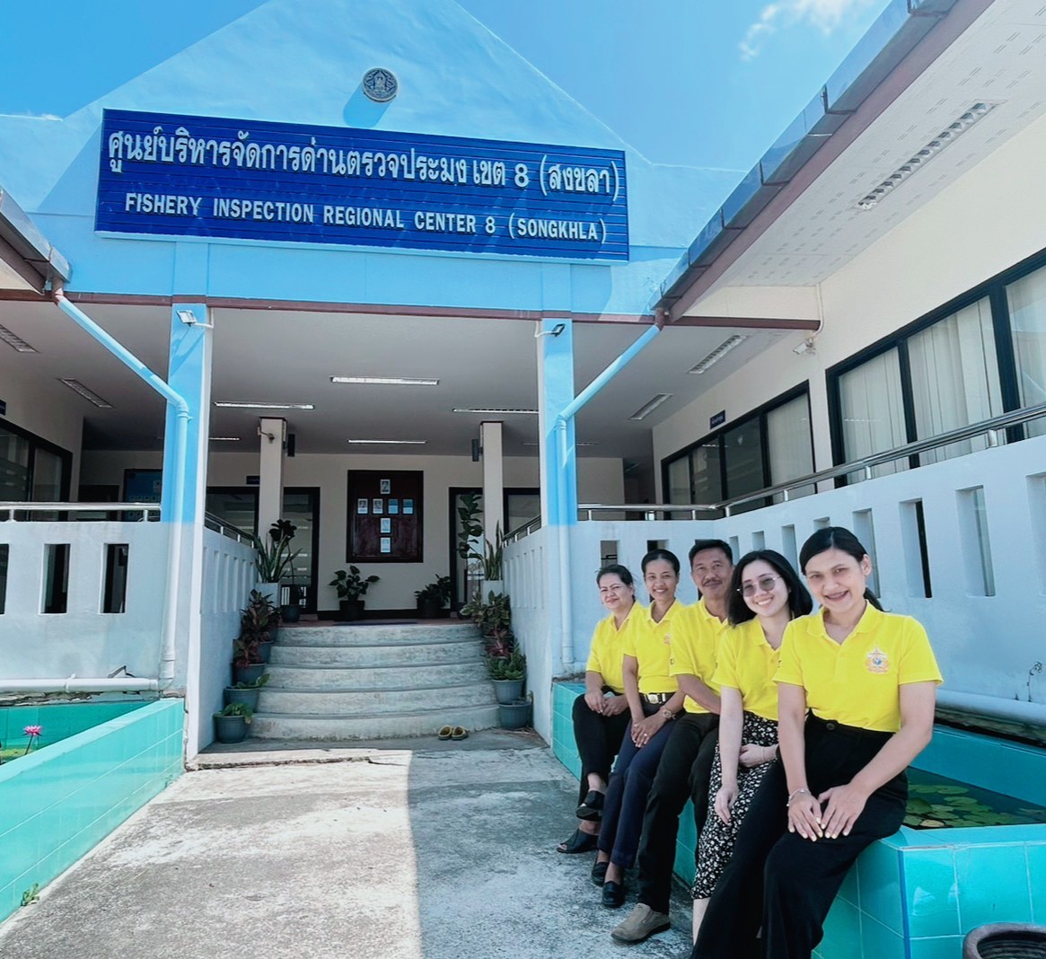 ทีมงานศูนย์บริหารจัดการด่านตรวจประมงเขต 8 (สงขลา) พร้อมหน่วยงานในสังกัด พร้อมใจกันสวมใส่เสื้อเหลืองตราสัญลักษณ์..คลิก