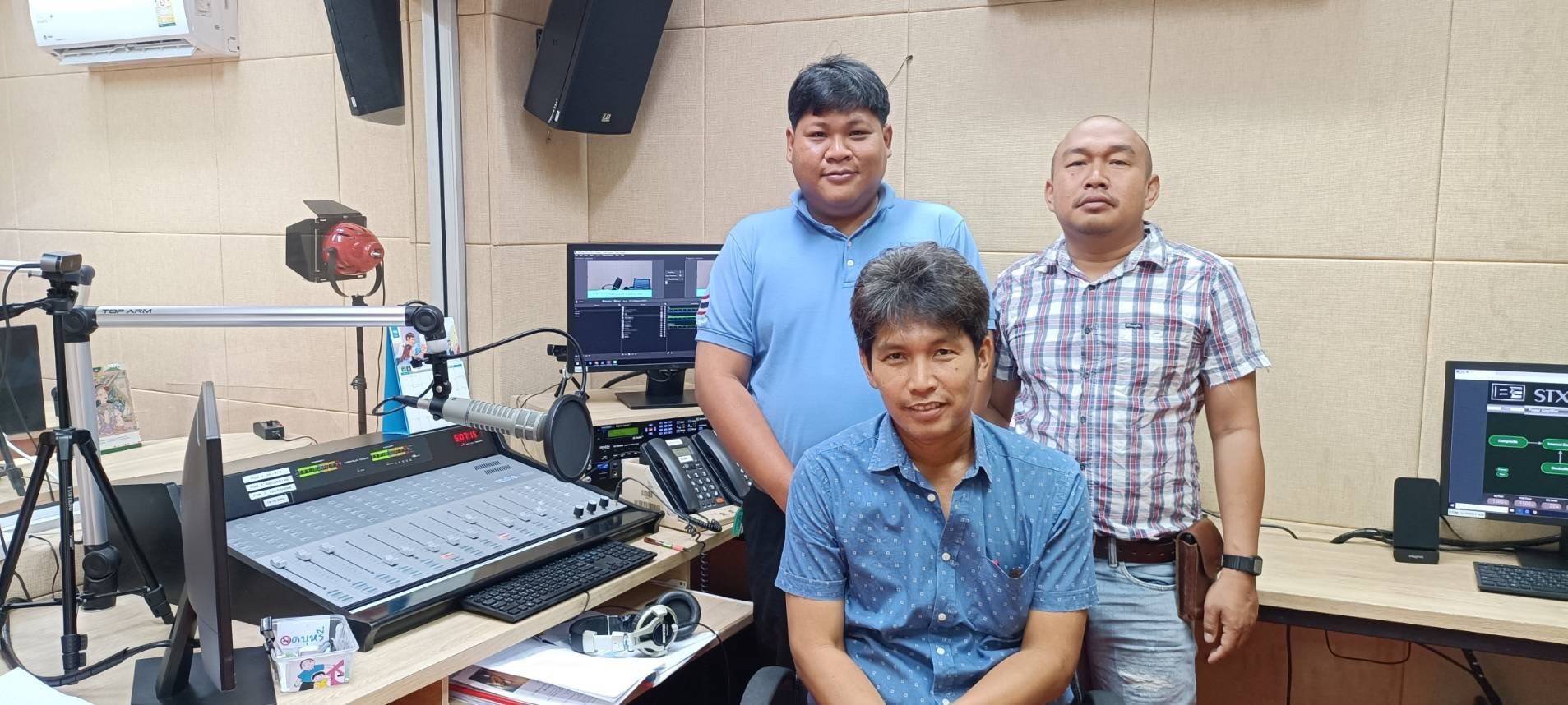 ร่วมจัดรายการวิทยุ 