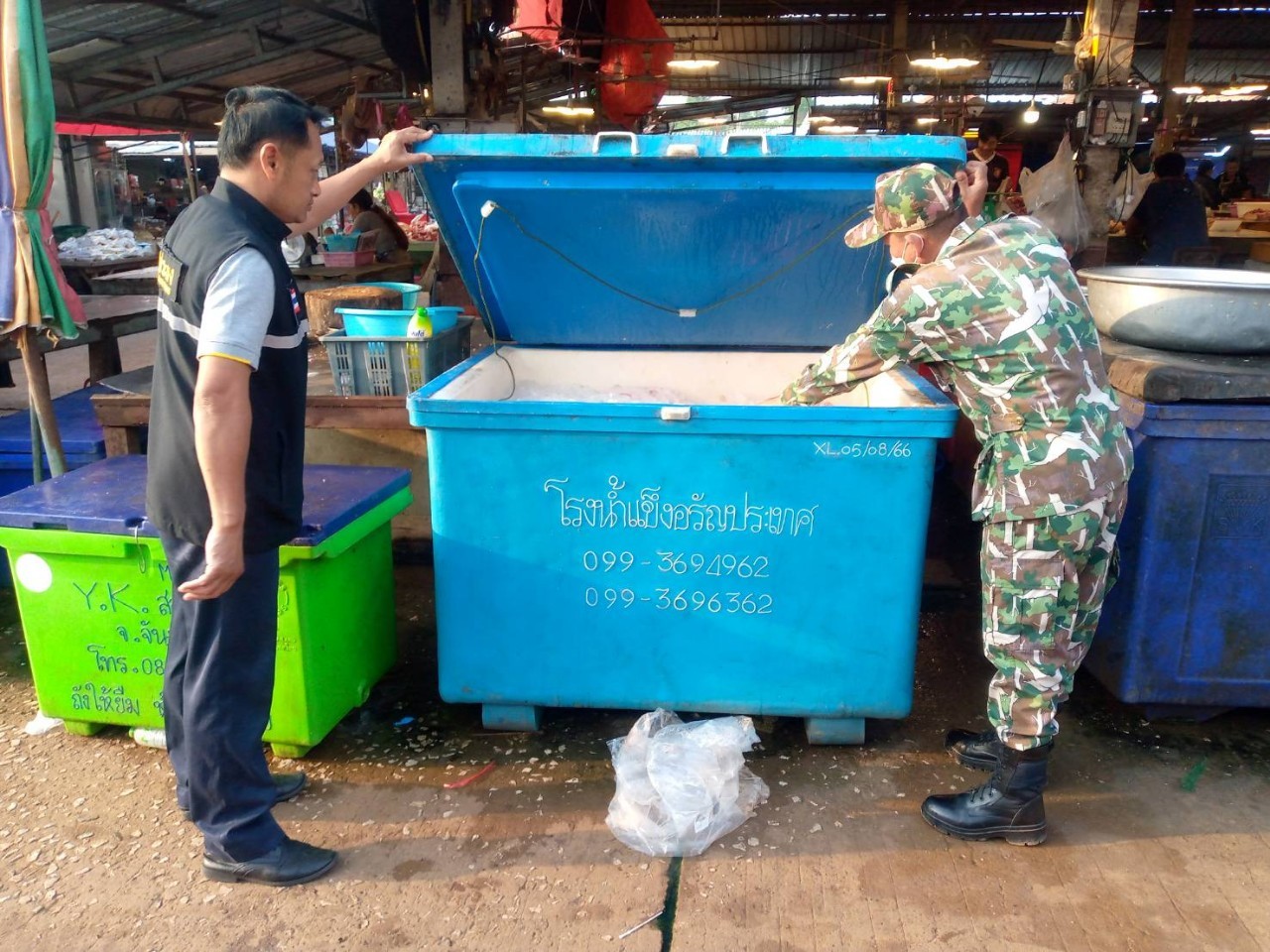 ตรวจสินค้าประมงที่นำเข้า ส่งออก ทางจุดผ่านแดนถาวรบ้านเขาดิน