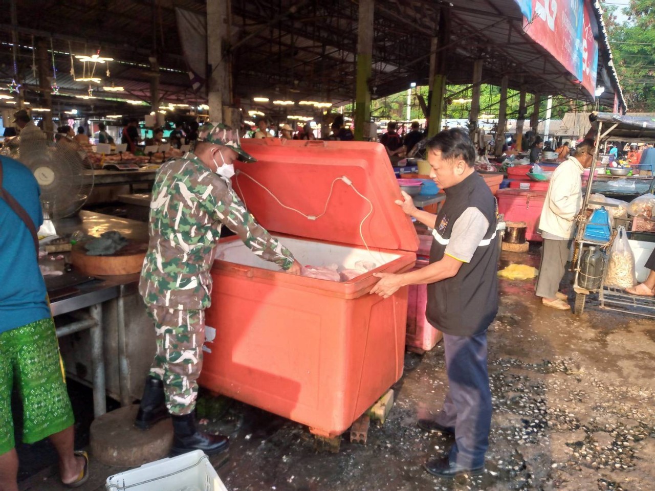 ตรวจสินค้าประมงที่นำเข้า ส่งออก ทางจุดผ่านแดนถาวรบ้านเขาดิน..คลิก