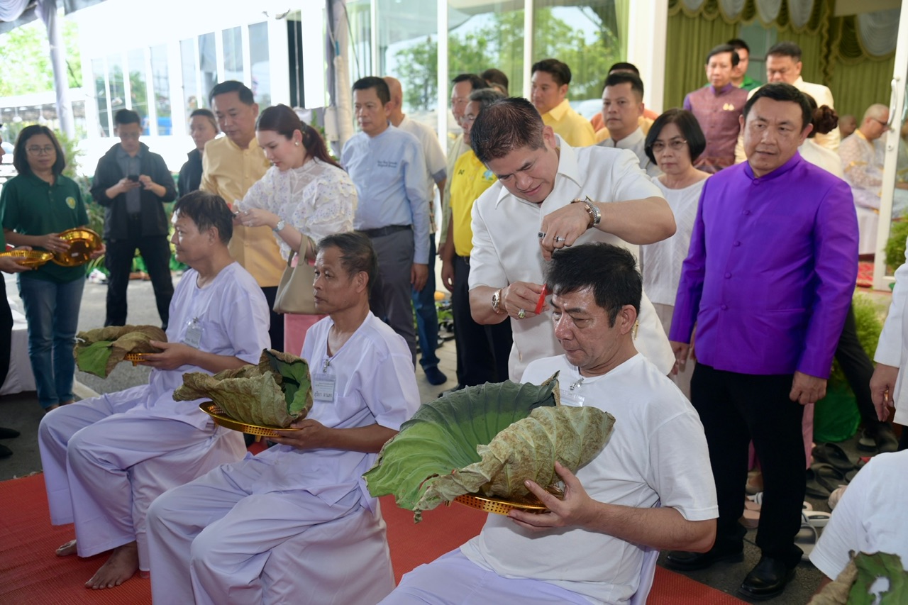รมว.กษ. เป็นประธานในพิธีปลงผมนาค โครงการบรรพชาอุปสมบทหมู่ เนื่องในโอกาสวันคล้ายวันสถาปนา กษ. ครบ 132 ปี..คลิก