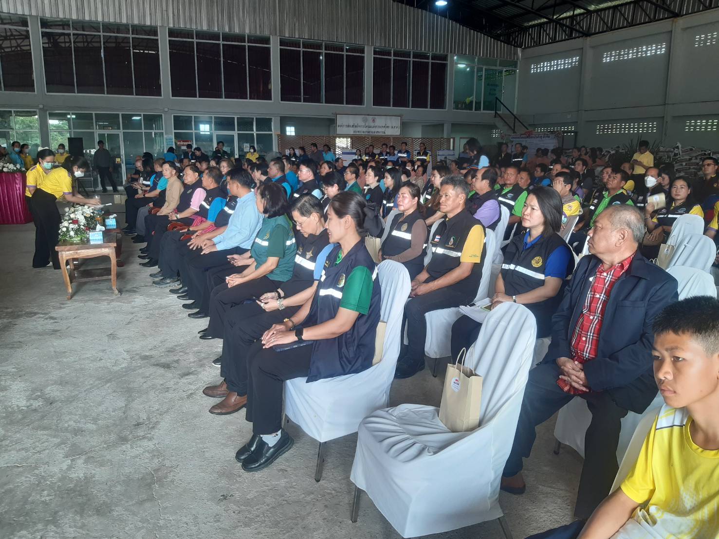 รัฐมนตรีช่วยว่าการกระทรวงเกษตรและสหกรณ์ (นายไชยา พรหมา) ลงพื้นที่ติดตามตรวจเยี่ยมเกษตรกรโครงการช่วยเหลือเกษตรกรโคนมภายใต้วิกฤตอาหารสัตว์ราคาแพง (นาวังโมเดล)..คลิก