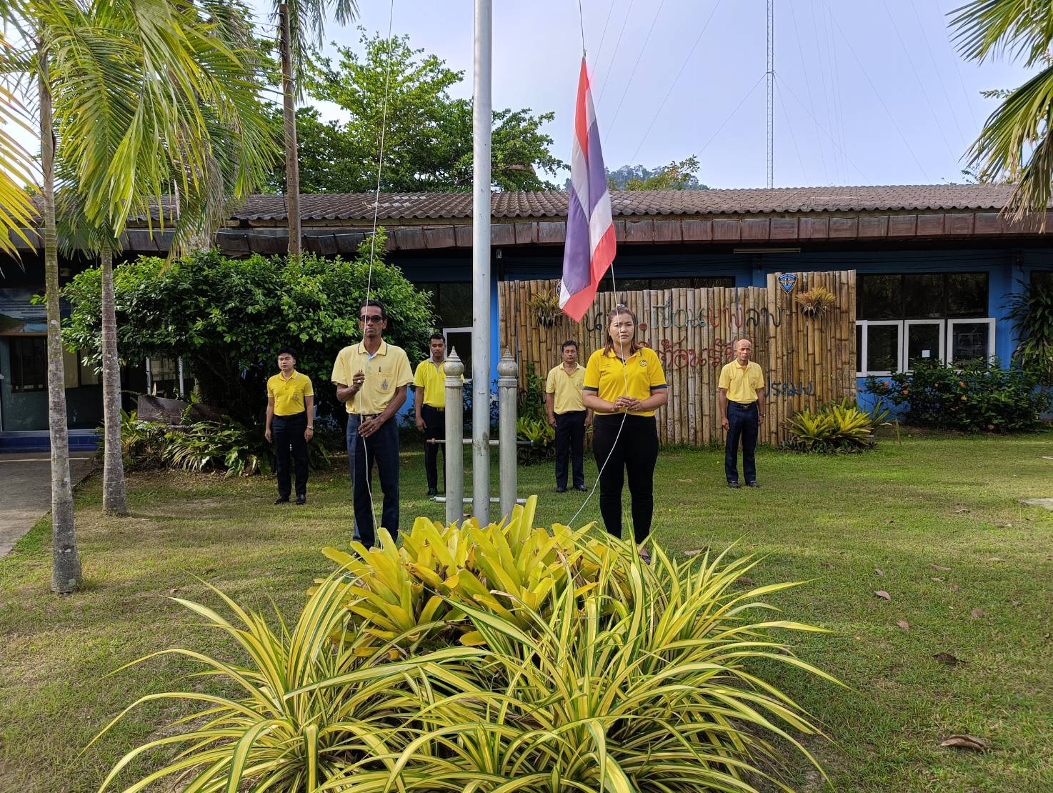 ร่วมออกกำลังกายในยามเช้าและปรับปรุงภูมิทัศน์รวมถึงต้นไม้รอบบริเวณรอบหน่วย..คลิก