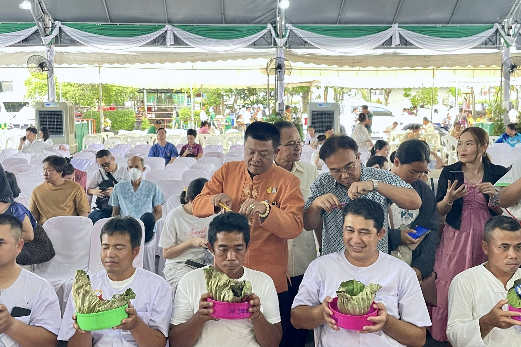 พิธีปลงผมนาค โครงการบรรพชาอุปสมบทหมู่ เนื่องในโอกาสวันคล้ายวันสถาปนากระทรวงเกษตรและสหกรณ์ ครบ 132 ปี..คลิก