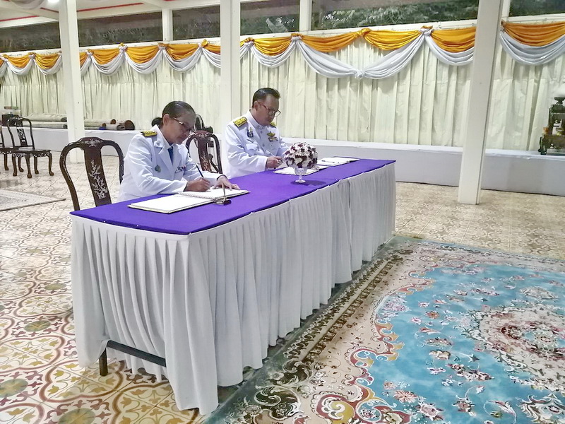 ร่วมลงนามถวายพระพร เพื่อแสดงถึงความจงรักภักดี