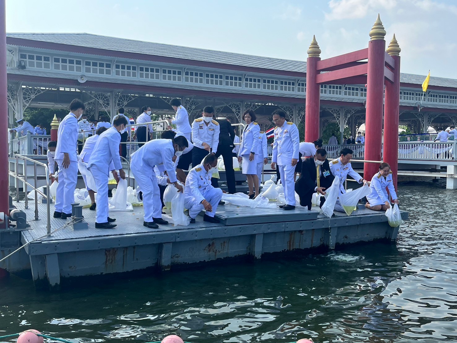 รับเสด็จ : วันที่ 2 เมษายน 2567 ศูนย์ป้องกันและปราบปรามประมงน้ำจืดพระนครศรีอยุธยา โดยนายรวีร์ ฤทธิชัย ผู้อำนวยการศูนย์ มอบหมายให้นางภคพร อัยรัตน์ ตำแหน่ง เจ้าพนักงานประมงปฏิบัติงาน พร้อมเจ้าหน้าที่ เข้าร่วมในพิธีปล่อยพันธุ์สัตว์น้ำ..คลิก