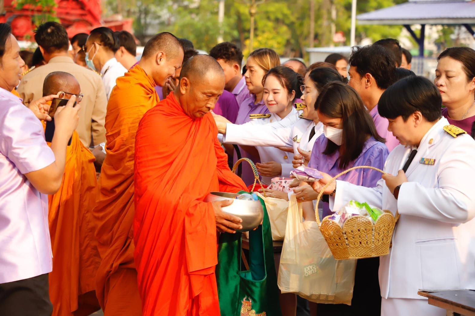 ประมงอำเภอหนองบัว ร่วมพิธีเจริญพระพุทธมนต์ พิธีทำบุญตักบาตรถวายพระราชกุศล และพิธีถวายพระพรชัยมงคล..คลิก