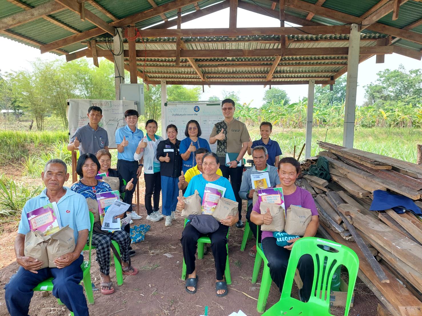 ายบุญหลาย กุลนารัตน์ ประมงจังหวัดหนองบัวลำภู มอบหมายให้นางสาวทัศนีย์ สุนนท์ชัย หัวหน้ากลุ่มพัฒนาและส่งเสริมอาชีพการประมง และนายธีรศักด์ ศรีร่องหอย นักวิชาการประมงปฏิบัติการ บูรณาการ ร่วมกับเจ้าหน้าที่จากหน่วยงานภายใต้สังกัดกระทรวงเกษตรและสหกรณ์ ในจังหวัดหนองบัวลำภู ดำเนินงานจัดฝึกอบรมส่งเสริมให้ความรู้ด้านประมงให้แก่เกษตรกรที่ร่วมโครงการพัฒนาเกษตรกรรมยังยืน กิจกรรมพัฒนาเกษตรทฤษฎีใหม่ ประจำปีงบประมาณ พ.ศ. 2567..คลิก