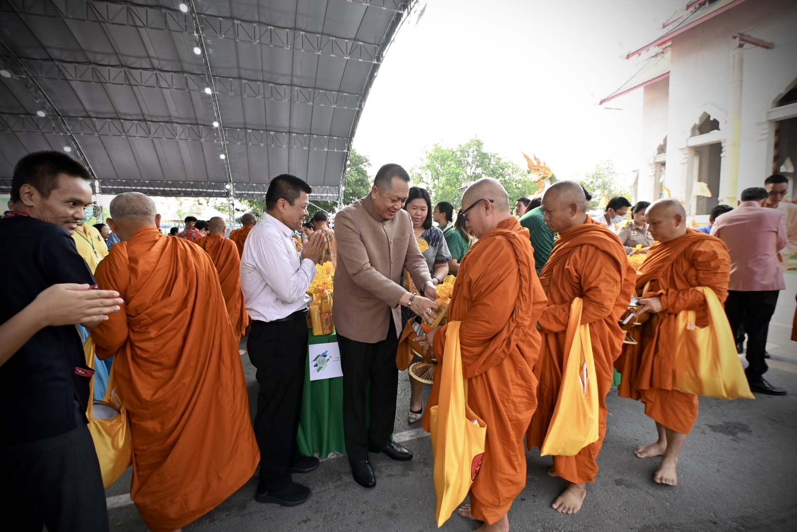 อธิบดีกรมประมง ร่วมทำบุญตักบาตร ภายใต้กิจกรรมบรรพชาอุปสมบทหมู่ เนื่องในโอกาสวันคล้ายวันสถาปนากระทรวงเกษตรและสหกรณ์ ครบ 132 ปี..คลิก