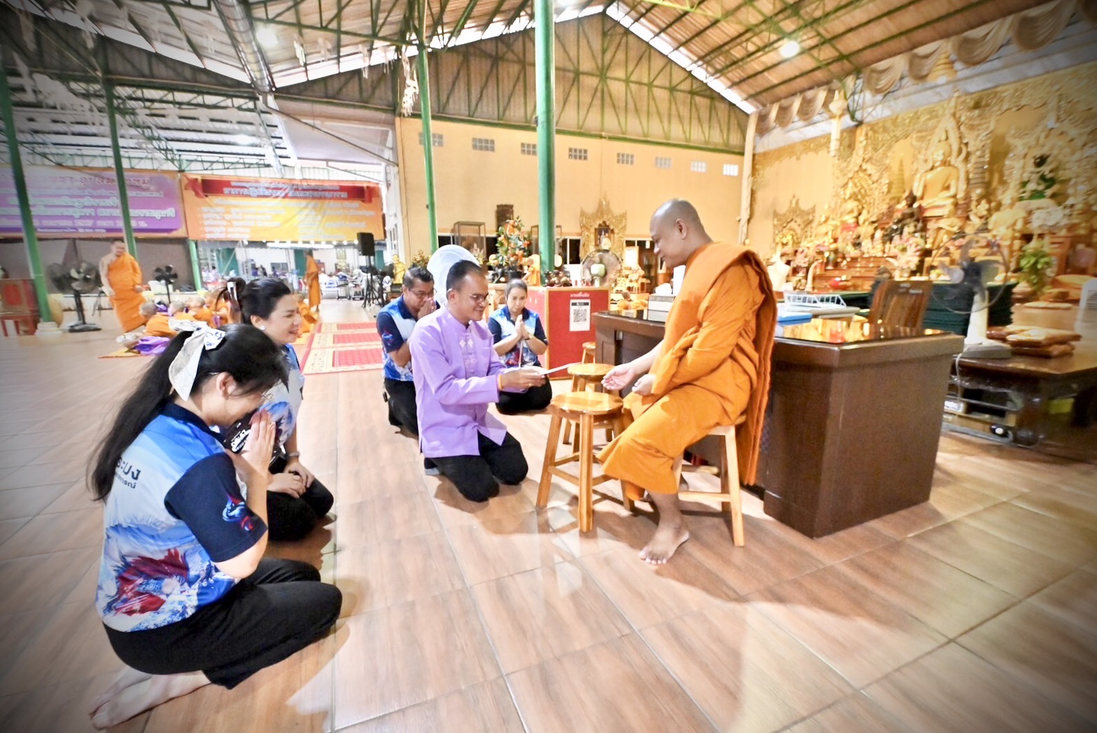 รองอธิบดีกรมประมง ถวายภัตตาหารเช้า ภายใต้กิจกรรมบรรพชาอุปสมบทหมู่ เนื่องในโอกาสวันคล้ายวันสถาปนากระทรวงเกษตรและสหกรณ์ ครบ 132 ปี..คลิก