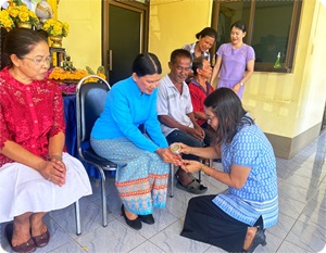 สรงน้ำพระ รดน้ำดำหัว ขอพรผู้ใหญ่ สุขใจสงกรานต์ ปี2567
