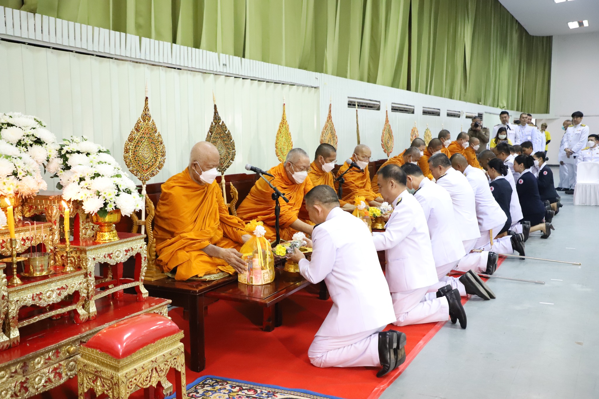 จังหวัดอ่างทอง จัดพิธีทำบุญตักบาตรและพิธีเจริญพระพุทธมนต์ถวายเป็นพระราชกุศล เนื่องใน 