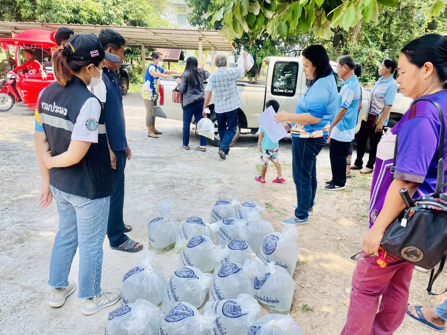 มอบพันธุ์ปลากินพืชให้แก่เกษตรกรผู้ได้รับความเสียหายจากภัยพิบัติ (อุทกภัย) ปี 2566 ด้านประมง ในพื้นที่อำเภอจังหาร จังหวัดร้อยเอ็ด จำนวน 39 ราย..คลิก