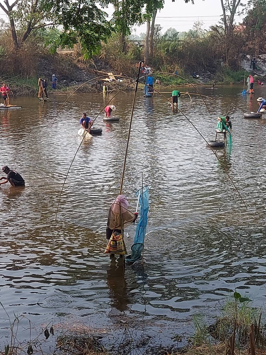 นายสมภาร วังคีรี ประมงอำเภอเมืองหนองบัวลำภู ร่วมกิจกรรมจับปลาเพื่อการกุศล..คลิก