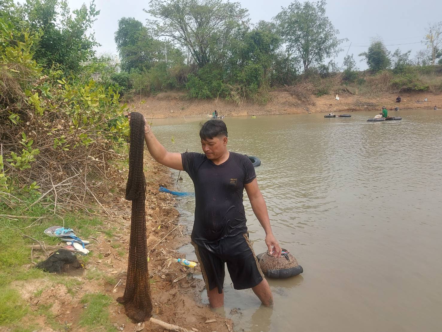 นายสมภาร วังคีรี ประมงอำเภอเมืองหนองบัวลำภู ตรวจสอบการทำการประมงที่ผิดกฎหมาย และชี้แจงการใช้เครื่องมือที่ถูกกฎหมาย..คลิก